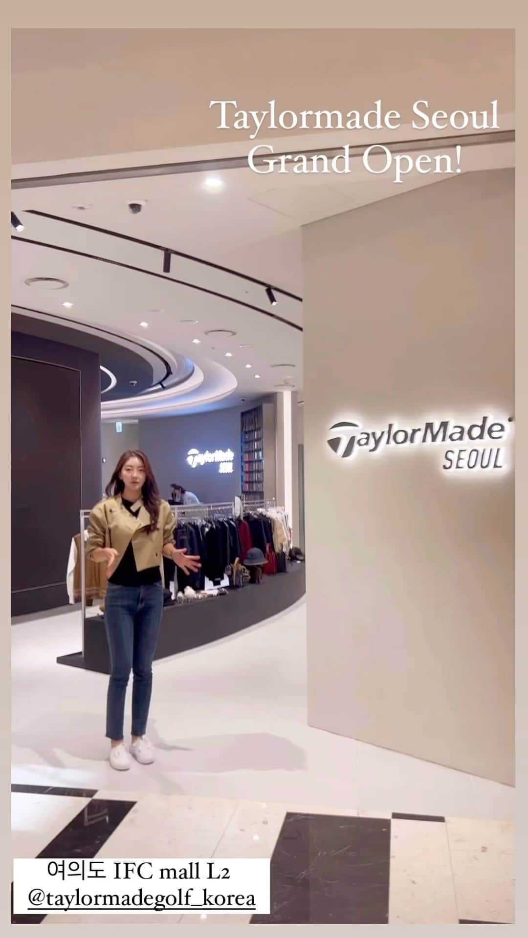 キム・ウンジョンのインスタグラム：「Taylormade Seoul 여의도 IFC몰 상륙!! @taylormadegolf_korea  오직 테일러메이드 서울에서만 만날수있는 한정판들이 준비되어있어요😍  장타대회와 퍼팅챌린지 등 다양한 이벤트들도 준비되어있답니다. IFC몰 L2 영풍문고 옆에 위치해있어요!  맞다! 오늘 아침 라이더컵 에디션 오픈런 장난아니였단 소문이...🤭  #테일러메이드 #테일러메이드서울  #테일러메이드ifc몰  #ifc몰  #테일러메이드어패럴 #테일러메이드플래그쉽스토어  #골프 #골프스타그램 #요즘 #대세는 #테일러메이드 #이쁘다 #한정판 #갖고싶다 #오늘도 #팀테일러메이드 #🤍」