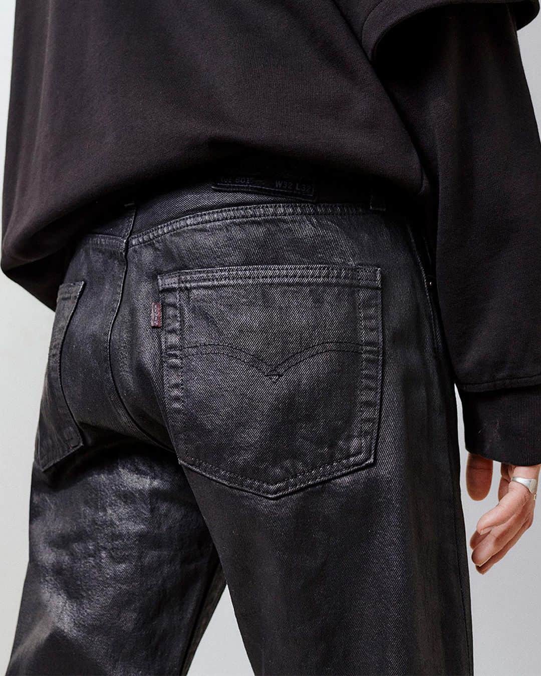 Levi's Japanのインスタグラム：「WAX COATED 501®   ブラックデニムの上からワックスコーティングされた501®。レザーとも違う独特な光沢感で、ぐっとモードな印象に格上げしてくれる一着。穿いていくうちに独特な味がでてくるのも魅力。​  #リーバイス501 #Levis501 #リーバイス #ストレートデニム #デニムコーデ #デニム #デニムパンツ #デニムジャケット #デニムオンデニム  #デニムセットアップ」
