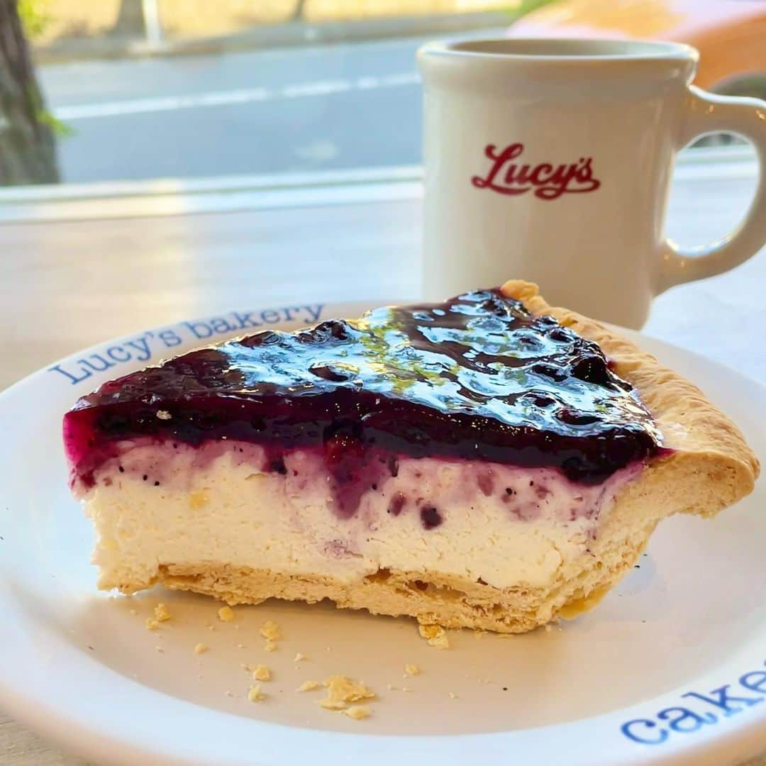 結城さなえのインスタグラム：「ブルーベリーチーズパイ @lucysbakery_official   母と姪とのカフェタイム。 定番のキーライムパイではなく、今回はブルーベリーで🫐 チーズクリームの酸味と甘味のバランスが絶妙でブルーベリーとの相性ったら♡  そして、、、 いつの間にか姪の身長が母を超えてました👏🏻 母が転ばないように手を繋いで一緒に歩く姿もさらにお姉さんぽくなって感動。 ありがとう💓💕  ばあば、ここまで成長を見届けることができて嬉しいね✨ 良き日でございました。  #ブルーベリーチーズパイ #スイーツ　#パイ #カフェ　#コーヒー #おやつタイム #孫 #cafe #sweets #pie #americanpie #blueberry #cheese #coffee」