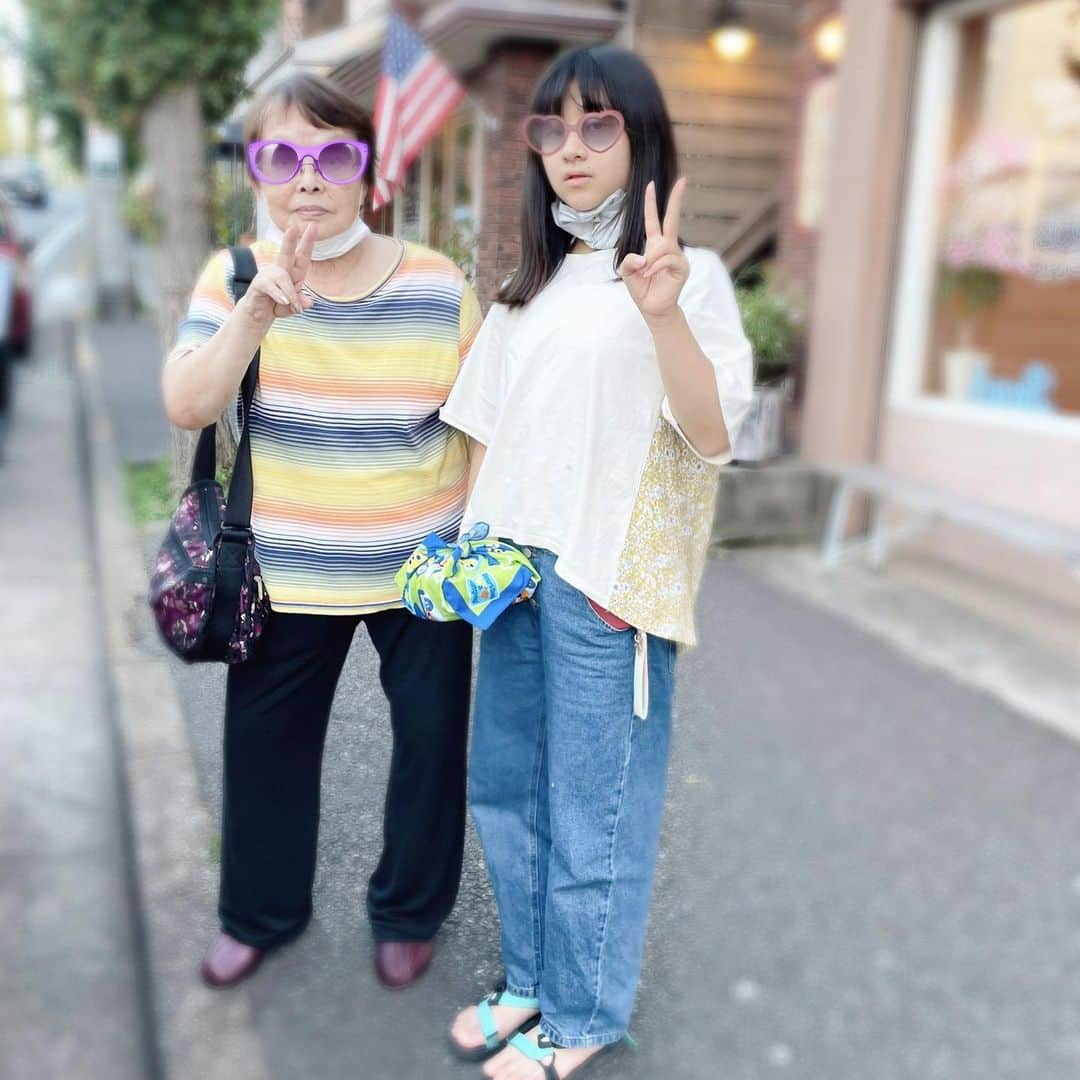 結城さなえさんのインスタグラム写真 - (結城さなえInstagram)「ブルーベリーチーズパイ @lucysbakery_official   母と姪とのカフェタイム。 定番のキーライムパイではなく、今回はブルーベリーで🫐 チーズクリームの酸味と甘味のバランスが絶妙でブルーベリーとの相性ったら♡  そして、、、 いつの間にか姪の身長が母を超えてました👏🏻 母が転ばないように手を繋いで一緒に歩く姿もさらにお姉さんぽくなって感動。 ありがとう💓💕  ばあば、ここまで成長を見届けることができて嬉しいね✨ 良き日でございました。  #ブルーベリーチーズパイ #スイーツ　#パイ #カフェ　#コーヒー #おやつタイム #孫 #cafe #sweets #pie #americanpie #blueberry #cheese #coffee」9月22日 17時27分 - yuukisanae