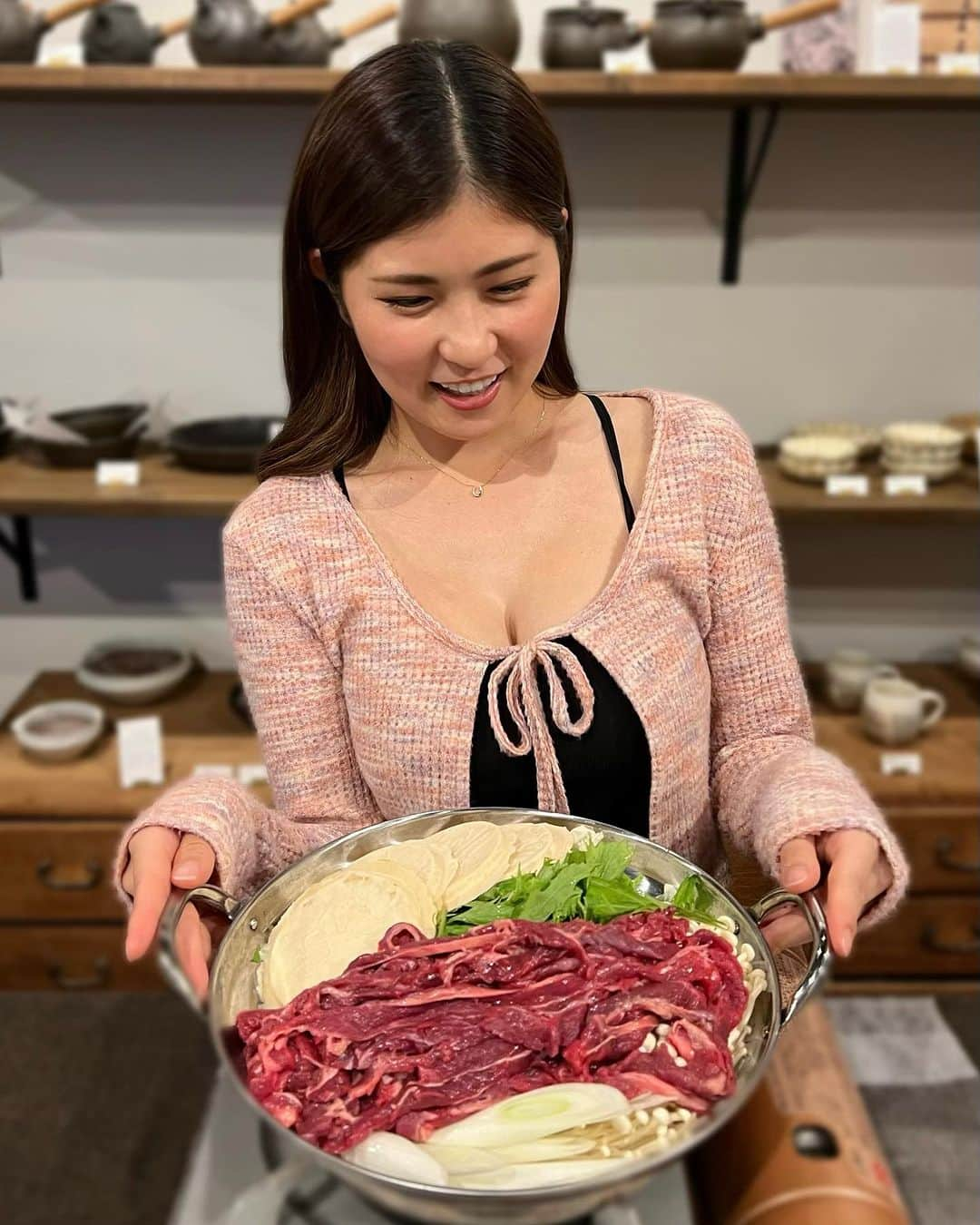 まいまいのインスタグラム：「馬肉を食べる会🥩 先日、神奈川県大和市にある「馬肉屋さくら商店大和店」の 馬肉を食べる会というごはん屋さんに行ってきました🧡 @banikuya_sakurasyouten_yamato  まだお店ができる前でマンションの一室のような 隠れ家的な場所でやっているんだけど、 1日1組限定で特別感あってすごくいい。 めちゃくちゃ新鮮で美味しい馬肉がたっくさん食べられたよ🥺🙏 そしてなんとも珍しい馬肉のしゃぶしゃぶ！！ 美味しすぎて、おったまげ。 都内で食べるよりもリーズナブルなのに わたしが食べた馬肉界で圧倒的No.1‼️  帰りにはさくら商店で馬肉をたくさん買って帰ったよ✨ 遠いな〜って思ったけど、大和まで行く価値あり😭💓 またゴルフ帰りにでも行こうっ🚗  #まいごるふ#ゴルフ女子#グルメ女子#グルメスタグラム#馬肉#さくら商店#馬肉を食べる会#馬肉屋#馬肉専門店#馬肉料理#大和グルメ#神奈川グルメ#maigolf#gourmet#horsemeat#japanesefood」