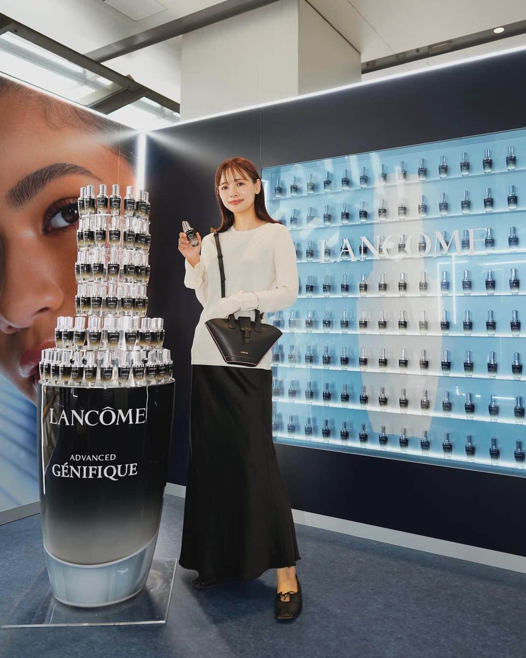 のインスタグラム：「・ 渋谷のスクランブルスクエア1Fのところで @lancomeofficial のPOPUPをしていて、素敵に写真撮ってもらえました😍✌🏻やったー！  「過酷な肌体験」ということで、風やスモークで肌を取り巻く環境の変化を体感できるという面白いスペース！  私は夏の紫外線ダメージや睡眠不足が最近の肌に出てるので、きちんとジェニフィックを使わなくては…🥺  イベントは24日までなので、乗り換えの特にふらっと立ち寄れるスポットです🙋🏻‍♀️ 私もお買い物ついでにお邪魔できてラッキーでした♡  #ランコム #渋谷 #スクランブルスクエア #ジェニフィック #ダメージを乗り越えよう #lancomeskincare #PR #skincare #shibuya」