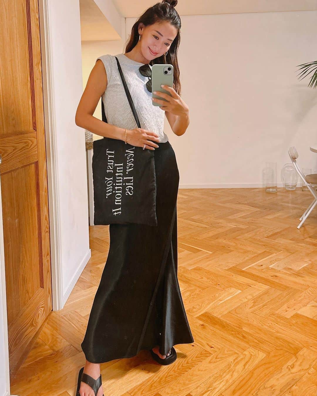 野沢和香のインスタグラム：「会社を始めたらipadを毎日持ち歩く生活に🙃ipadが入る軽いbagは必需品！ @intuition_official のフカフカクッショントートが便利で毎日のように持ち歩いてます🖤  まだ激暑でも暦はもう秋🍂のこの時期は何を着たらよいか迷いますよね😅色味を抑えれば間違いナシw最近はよくこんなTシャツコーデを着ております🕶️ @werthy.official のフラッフィーT、とにかくフワフワ快適な肌触り✨ノースリなのに適度にあたたかさもあるからこちらも秋まで大活躍しそうです🎵」