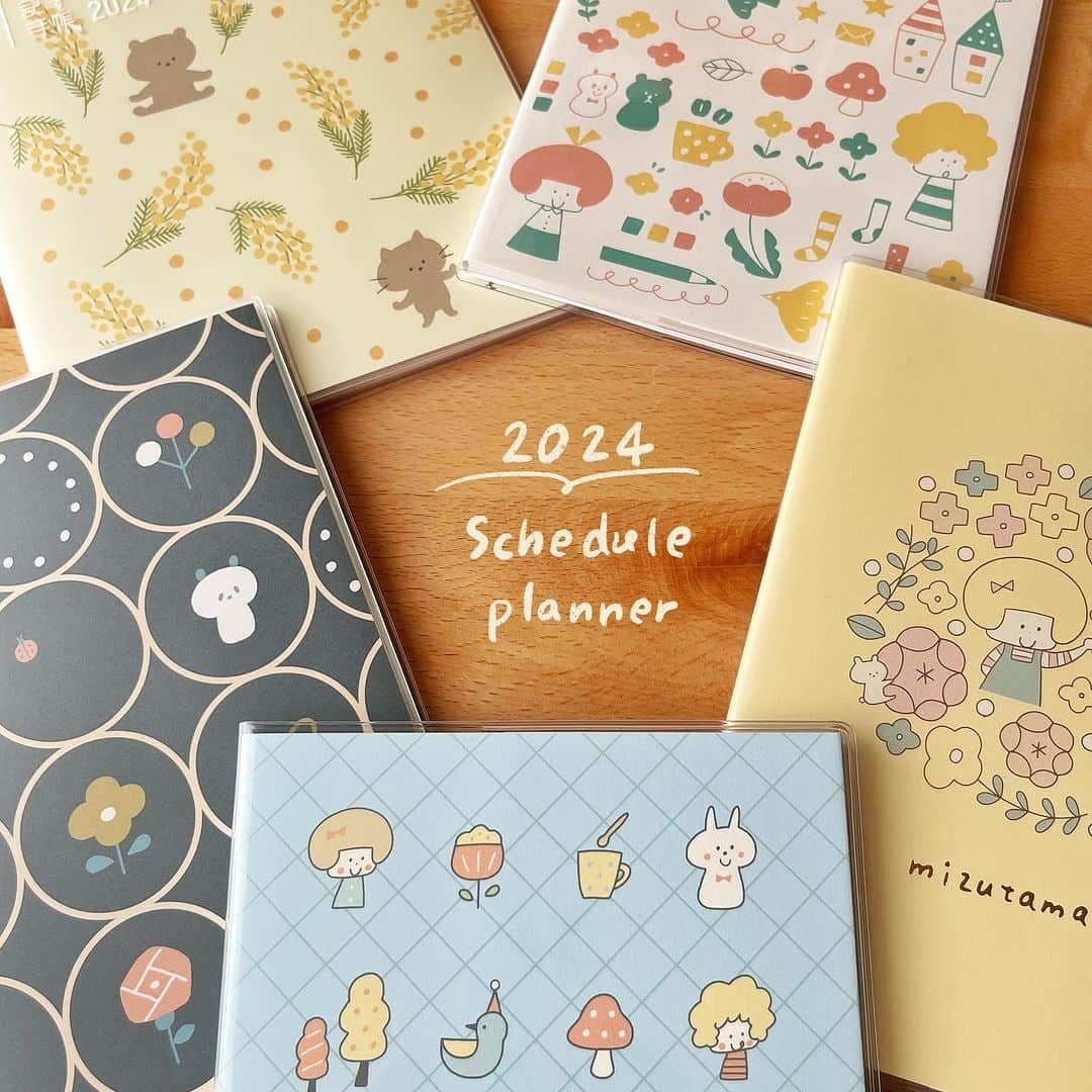 mizutamaのインスタグラム：「2024年のmizutama手帳発売です☺️ ⁡ みなさん、もう来年の手帳は決まりましたか？ 2024年に向けて今年もmizutama手帳いかがでしょうか♡ ⁡ マークスさんから3柄と、リブロプラスさんから2柄が 発売になりました！ ⁡ それぞれの特長がありますので みなさんのライフスタイルに合う中身を選ぶのも良し、 好きな柄を選んでテンションを上げるのもありですー！ ⁡ デジタルでスケジュール管理するのも便利ですが、 手書きってやっぱりいいな好きだなって思います。 （アラームかけたいものだけデジタル派です） 好きな色のペンで書いたり、落書きしてみたり、 シールをペタリと貼ってみたり😉。 わたし予定なんて特になーいという方は 体調をメモしてみたり、推し事をメモするのもいいですね👌 ⁡ 本日9/22のインスタライブで紹介できればと思います。 21時からゆるりとスタートです ⁡ 手帳の取扱店さまなどの詳細は各アカウントにて↓ ⁡ マークスさん　　@marks_tokyo  ⁡ リブロプラスさん  @libroplus_jp  ⁡ ⁡ ⁡ ⁡ #手帳  #手帳2024 #ダイアリー #記す手帳 #mizutama文房具 #mizutama」