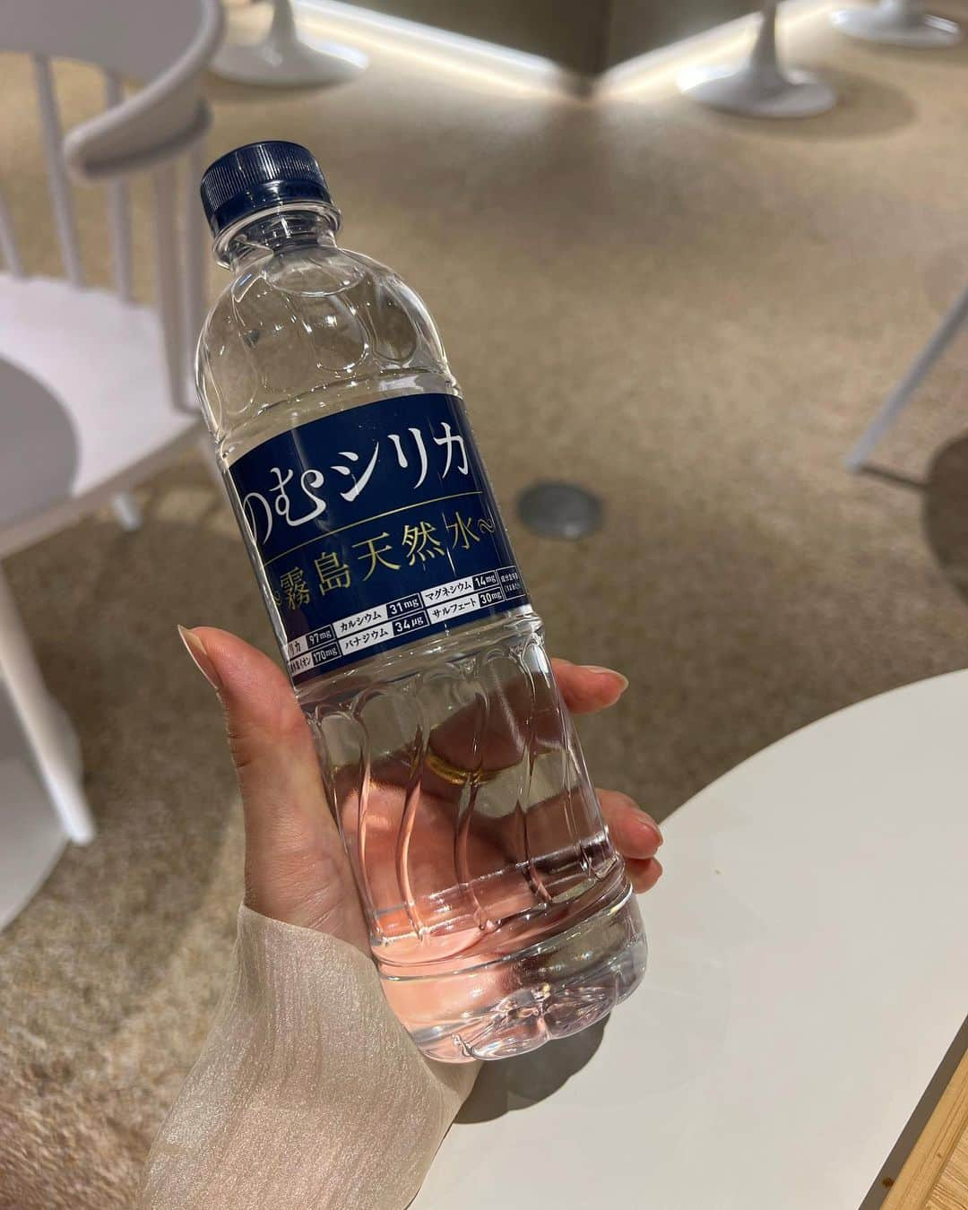 畑中香澄さんのインスタグラム写真 - (畑中香澄Instagram)「まだまだ暑い〜！ 毎日どのくらいのお水飲んでる？？  この夏は特にのむシリカをかばんに入れて外出してました🌻 暑すぎてすぐ喉乾いちゃうよ〜。  最近はコンビニでも売ってるから 出先で飲み終わってもすぐ買える！✌️  のむシリカはミネラルが多い無添加の天然水。  "シリカ"は1日に10〜40mgが必要と言われているから、お水を飲むならミネラル含有量の多いのむシリカがおすすめ🫶  1秒に1本売れてるお水なのですっ @nomusilica_official  ※2017年4月12日〜2023年7月31日(株)Qvou調べ  20%OFFキャンペーン実施中🔥 ※実施期間2023年9月1日〜2023年10月31日追加 . . . #シリカ #シリカ水 #のむシリカ #supported #美容好きな人と繋がりたい #無添加天然水 #無添加生活 #女の子ママ #新米ママ」9月22日 17時31分 - djkasumi_jpn