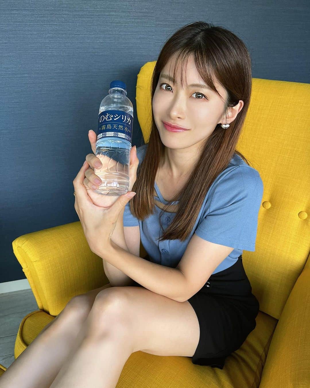 畑中香澄のインスタグラム：「まだまだ暑い〜！ 毎日どのくらいのお水飲んでる？？  この夏は特にのむシリカをかばんに入れて外出してました🌻 暑すぎてすぐ喉乾いちゃうよ〜。  最近はコンビニでも売ってるから 出先で飲み終わってもすぐ買える！✌️  のむシリカはミネラルが多い無添加の天然水。  "シリカ"は1日に10〜40mgが必要と言われているから、お水を飲むならミネラル含有量の多いのむシリカがおすすめ🫶  1秒に1本売れてるお水なのですっ @nomusilica_official  ※2017年4月12日〜2023年7月31日(株)Qvou調べ  20%OFFキャンペーン実施中🔥 ※実施期間2023年9月1日〜2023年10月31日追加 . . . #シリカ #シリカ水 #のむシリカ #supported #美容好きな人と繋がりたい #無添加天然水 #無添加生活 #女の子ママ #新米ママ」