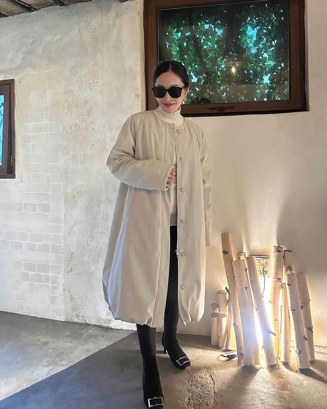 yonfa0823のインスタグラム：「パデットファーコートのécru  フードを外して...  マフラーを巻いたり、 少し綺麗めに合わせたい時はノーカラーで☺️  カジュアルに楽しみたい時や 防寒したい時はフードを付けてお楽しみください😉💫 . . . .  #YONFA#ヨンファ」
