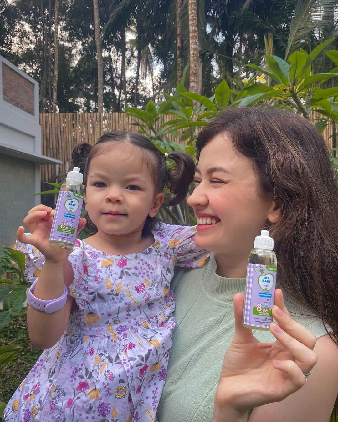 Kimberly Ryderさんのインスタグラム写真 - (Kimberly RyderInstagram)「Ini foto terakhir aku sama Aisyah sebelum pergi shooting keluar kota. Karena setiap hari aku pakaikan produk MY BABY @mybabyid ke anak-anak, jadi kangen banget sama wangi mereka… Penting banget dirumah dan saat lagi jalan2 mereka pakai MY BABY Minyak Telon Plus Lavender biar tetap hangat, wangi dan ga digigitin sama nyamuk! I miss you My Babies! #SiKecilTenangIbuTentram 📷 @edward_akbar」9月22日 17時41分 - kimbrlyryder