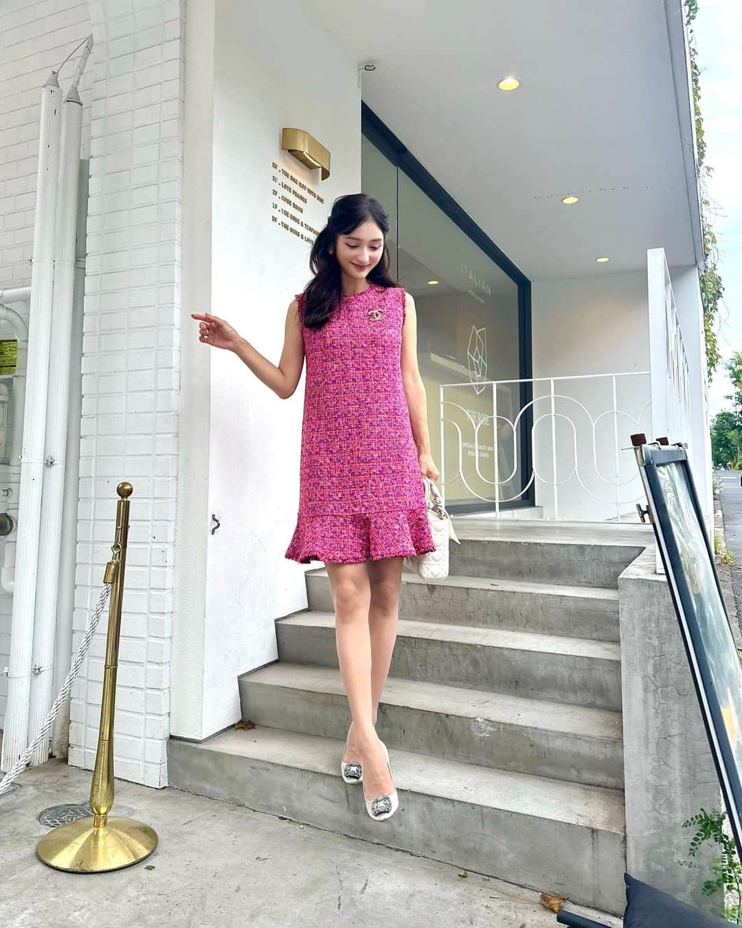 加藤瑠美さんのインスタグラム写真 - (加藤瑠美Instagram)「💝🩰🎀🛍️  dress @anayi_official #anayi  bag @dior #dior shoes @manoloblahnik #manoloblahnik  vividなカラーのツィードに一目惚れ🥹🩷 フランスのTOURNIER社のツィードを使用しているそう✨ ポコポコ感がとっても可愛いの…💭 ビビッドなピンク色も短め丈も最近はなかなか着られる機会がないので、久しぶりでテンション上がったな🍽️ もう少し涼しくなったらロングブーツに合わせるぞ👢💕  #rubi_fashion#오오티디#아웃핏#年子ママ#年子育児#ママコーデ#東京ママ#ツイードワンピース#アナイ」9月22日 17時36分 - katorubi