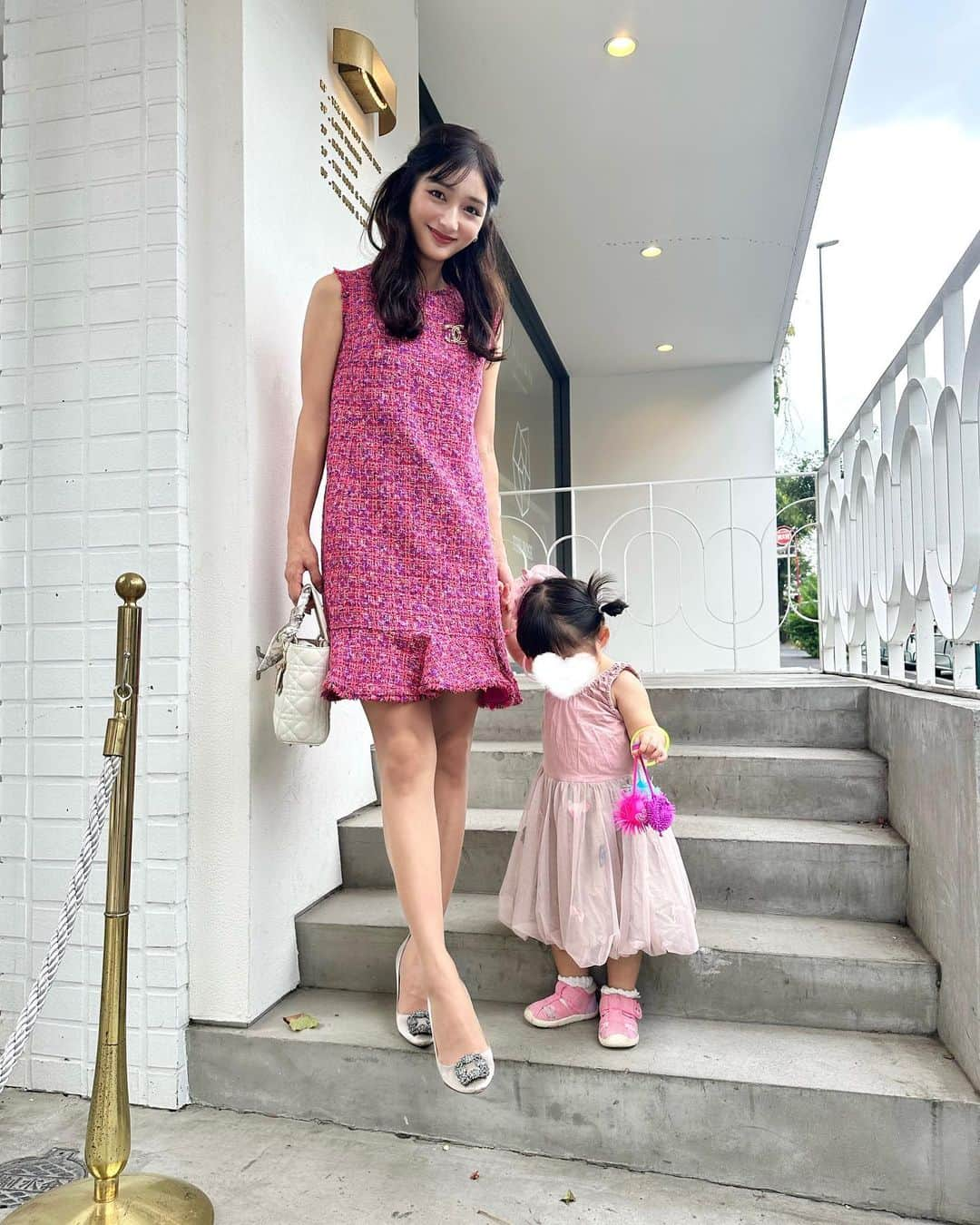 加藤瑠美さんのインスタグラム写真 - (加藤瑠美Instagram)「💝🩰🎀🛍️  dress @anayi_official #anayi  bag @dior #dior shoes @manoloblahnik #manoloblahnik  vividなカラーのツィードに一目惚れ🥹🩷 フランスのTOURNIER社のツィードを使用しているそう✨ ポコポコ感がとっても可愛いの…💭 ビビッドなピンク色も短め丈も最近はなかなか着られる機会がないので、久しぶりでテンション上がったな🍽️ もう少し涼しくなったらロングブーツに合わせるぞ👢💕  #rubi_fashion#오오티디#아웃핏#年子ママ#年子育児#ママコーデ#東京ママ#ツイードワンピース#アナイ」9月22日 17時36分 - katorubi