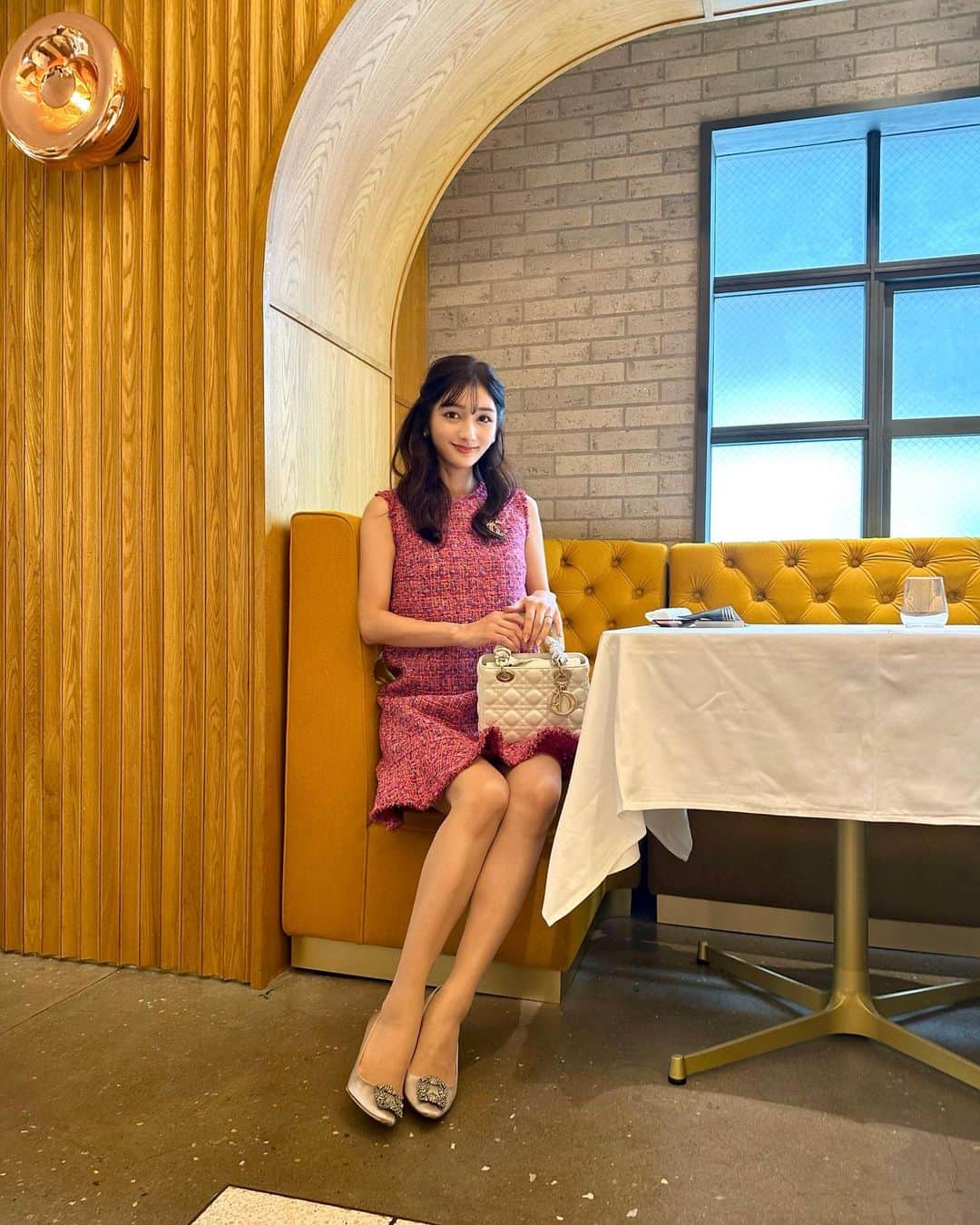 加藤瑠美さんのインスタグラム写真 - (加藤瑠美Instagram)「💝🩰🎀🛍️  dress @anayi_official #anayi  bag @dior #dior shoes @manoloblahnik #manoloblahnik  vividなカラーのツィードに一目惚れ🥹🩷 フランスのTOURNIER社のツィードを使用しているそう✨ ポコポコ感がとっても可愛いの…💭 ビビッドなピンク色も短め丈も最近はなかなか着られる機会がないので、久しぶりでテンション上がったな🍽️ もう少し涼しくなったらロングブーツに合わせるぞ👢💕  #rubi_fashion#오오티디#아웃핏#年子ママ#年子育児#ママコーデ#東京ママ#ツイードワンピース#アナイ」9月22日 17時36分 - katorubi