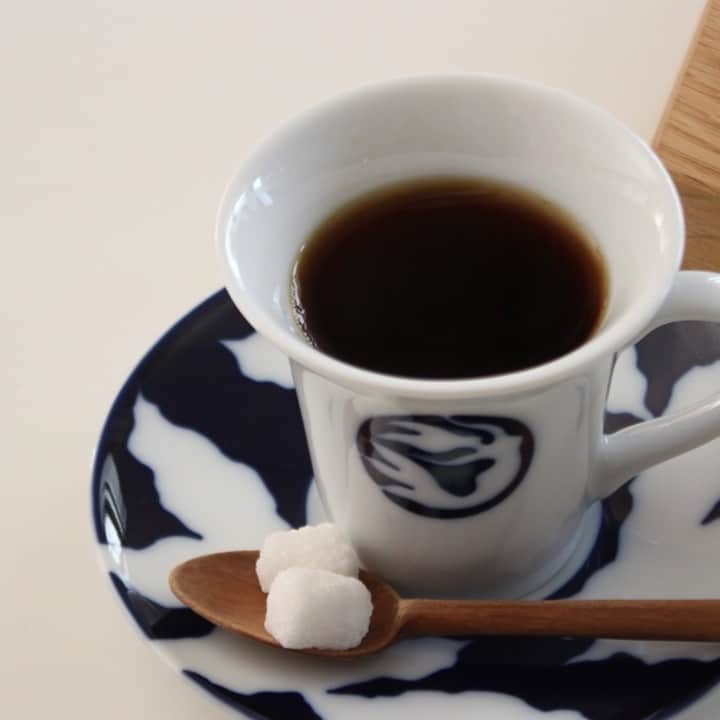 arekoreのインスタグラム：「そろそろホットコーヒーが飲みたい気分です。 . 2005年にデンマークの童話作家アンデルセンの生誕200周年を記念してつくられたコーヒーカップ＆ソーサーが復刻されました。 . アンデルセンの童話の主人公たちをモチーフに、幻想的な紺碧色で描かれ、上品でクラシカルさを感じていただけるアイテムになっています。 . コーヒーカップにはアンデルセンの童話より人魚姫が、ソーサーにはリーフが描かれています。 . 自然界に存在する光の概念と北欧特有のユニークな光の性質を、独自の尺度でとらえ表現するリン・ウッツォンがデザインするアイテムには、彼女自身のエネルギーや経験が埋め込まれています。 . 今回の復刻アイテムも、アンデルセン童話から感じ取った感覚を日本からインスパイアされた紺碧色で描くことで、クラシカルなイメージをモダンなデザインで表現し、現代の暮らしの中で特別なひと時を演出してくれます。 . @arekore_market #arekore #暮らし #ていねいな暮らし #日々のこと #rosendahlcopenhagen #ローゼンダールコペンハーゲン #コーヒー #coffee #コーヒーカップ #coffeecup #cafe #カフェ #お茶の時間 #コーヒー時間 #カップアンドソーサー #アンデルセン #デンマーク #クラシカル」