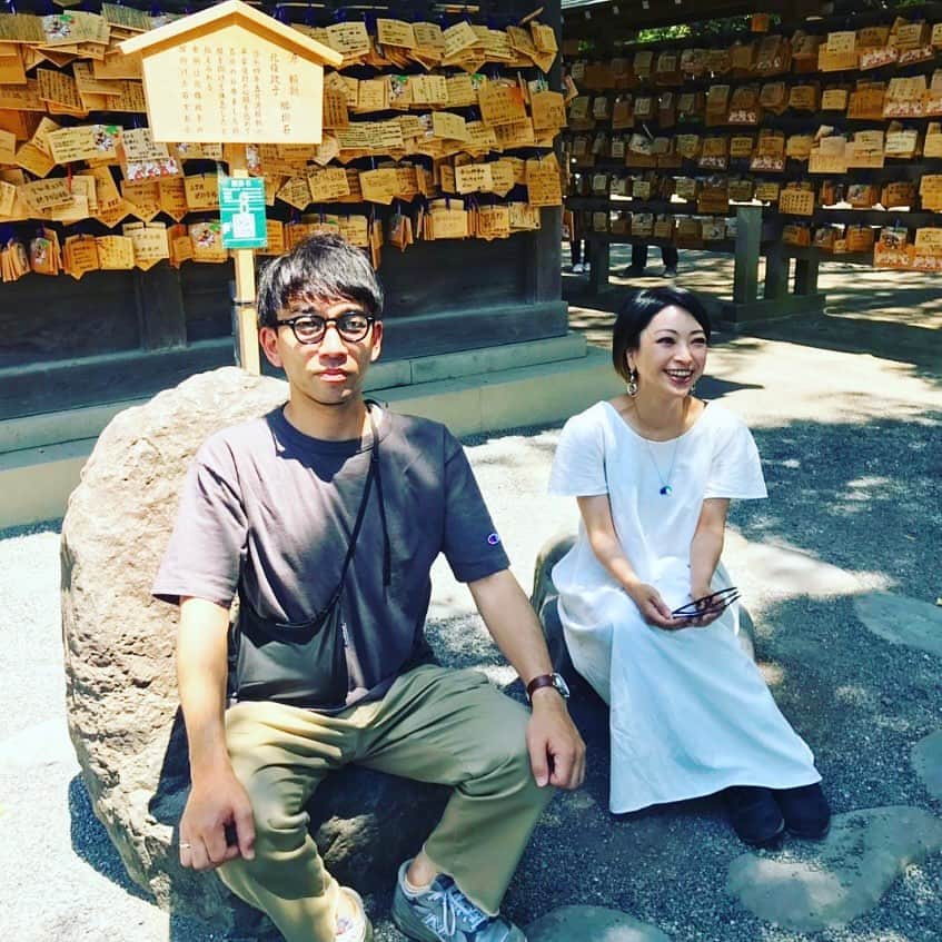 kainatsuさんのインスタグラム写真 - (kainatsuInstagram)「2023 ← → 2019  4年ぶりに三島大社の「腰掛け石」に座りました。 私たち少しは大人になったかしら。笑  今週もラララ3時間生放送お付き合いありがとうございました📻✨  来週のラララは「ぶしのくに静岡県SP」 と題して2週連続伊豆ゲートウェイ函南からお届け！  楽寿園と三島大社で収録したインタビューをまじえながら「伊豆・富士山歴史絵巻Webスタンプラリーwith大河ドラマ館 」を特集します🥷🏻  #kmix_life」9月22日 17時40分 - natsugram_life