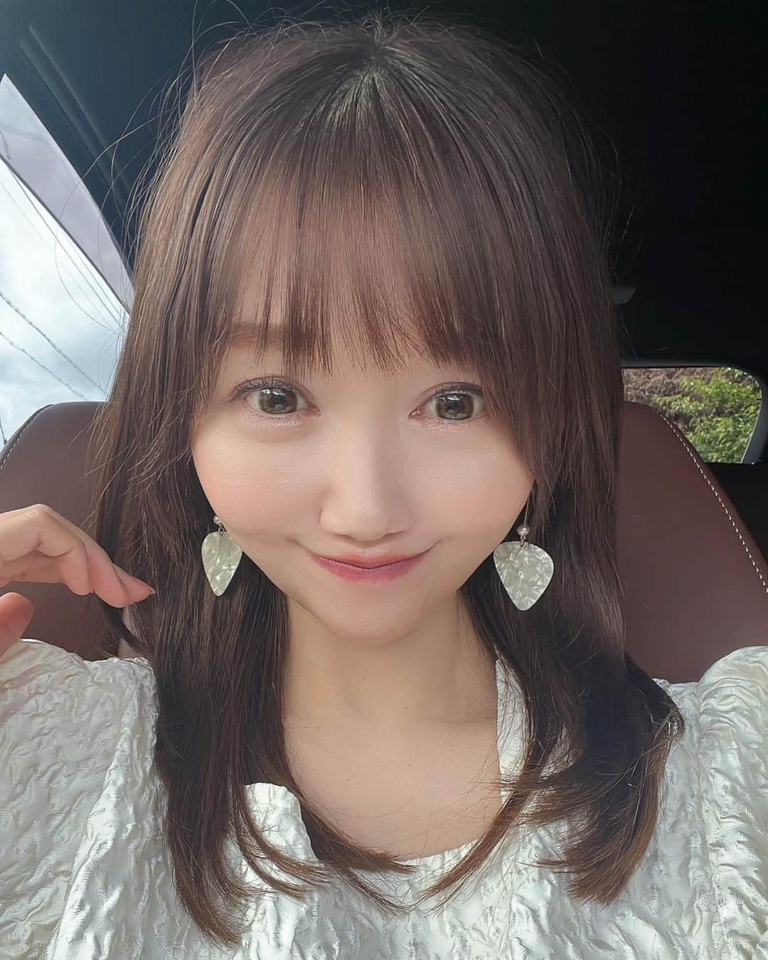 開高明日香のインスタグラム：「髪を15センチ近くカットしちゃいました✂️ そして、初めて前髪をちょい重めのシースルーにしてみました♡  全体カットは褒めてもらえますが、前髪は今のところ賛否両論。 流す前髪が好きだったーとの意見も🙄 私的には、何十年同じ前髪だったので新鮮で気に入ってるけど、 癖っ毛なので、流す方がセットは楽は楽。  髪伸びるの早いし、しばらくこの感じ楽しみます❤️  #前髪 #前髪カット #前髪アレンジ  #セミロング #セミロングヘア #ヘアスタイル」