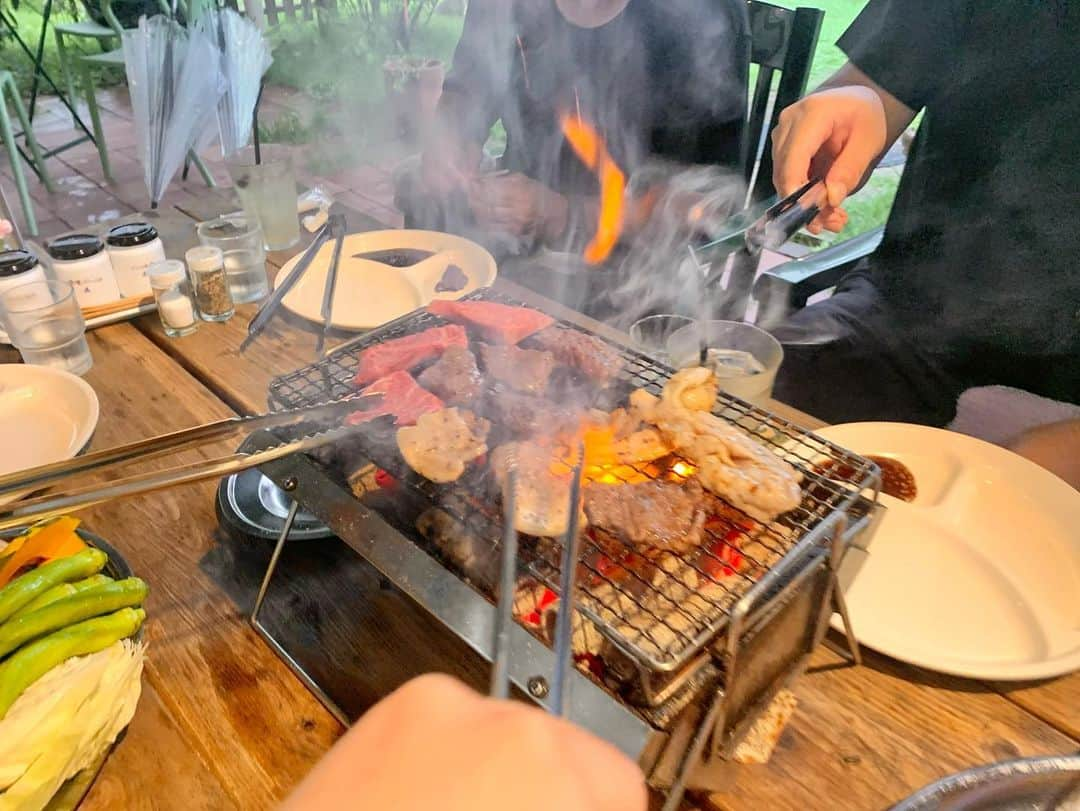 たけるさんのインスタグラム写真 - (たけるInstagram)「タダイマ！本日の中継は、田川郡川崎町にあるラピュタファームへ。・ ・ いい年した大人でもこんなに楽しいブランコがあるこの農園では、 #新高 が旬を迎え、明日23日(土)から収穫体験が開始するという事でいち早く楽しんで来ちゃいました🙌・ ・ 大きいものでは1kg超えもある梨の王様。甘さが凝縮され、しっかりした食べ応えが特徴です。・ ・ 大体10月中旬くらいまで収穫できるそうですよ〜🤩・ ・ 敷地内のレストランでは、果樹園で採れた梨をたっぷり使った梨カレーや地元野菜の美味しさがキラリと光るパスタ、ピザ。そしてA5ランクのお肉で大満足のBBQなども頂けます🤤・ ・ 人気のパン屋さんもあるので、お土産にもいいかも👍・ ・ どんどん過ごしやすくなっていくこれからの季節、是非ご家族で自然に囲まれながら思い出作りしてみませんか？・ ・ ・ #ラピュタファーム #杉本農園 #キャンプもできるよ #タダイマ !  #RKB #中継 #宮脇憲一 アナウンサー #本庄麻里子 アナウンサー #池尻和佳子 アナウンサー #染矢すみれ アナウンサー #高田課長  #谷口真由美 さん #大阪芸術大学客員准教授 #龍山康朗 さん #気象予報士 #TAKERU #たける  #ボイジャー #ウルトラマン #エントリーサービスプロモーション」9月22日 17時44分 - take_yan78