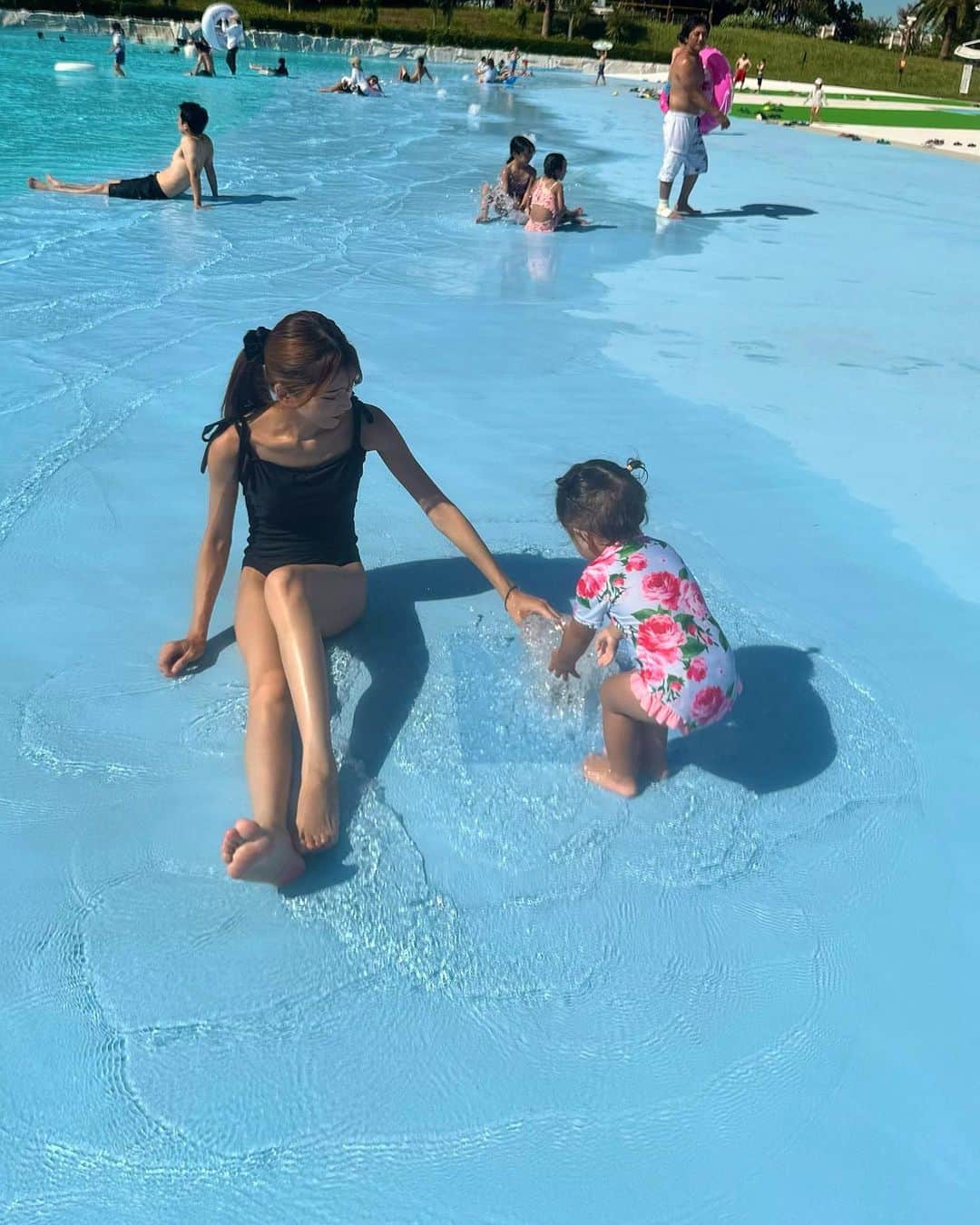 のインスタグラム：「⛲️🩵  子供たちはプール派🩲」