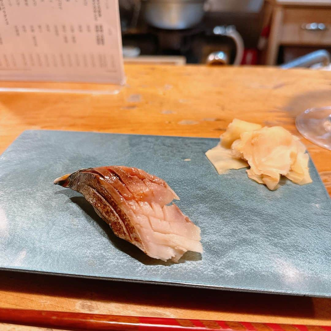 岩瀬玲さんのインスタグラム写真 - (岩瀬玲Instagram)「毎月通ってる 新橋のみこずしさん @mikosushi2021   気にいると同じお店ばっかり言ってしまう  毎回毎回美味しい なかなか予約取れないから 予約受付が開放される1日に慌てて取ります  来月も予約済み🤤 一緒に行く人ゆる募ですよー🍣  #みこ寿司 #予約困難 #新橋グルメ  #新橋 #おすし」9月22日 17時45分 - akirakkuma