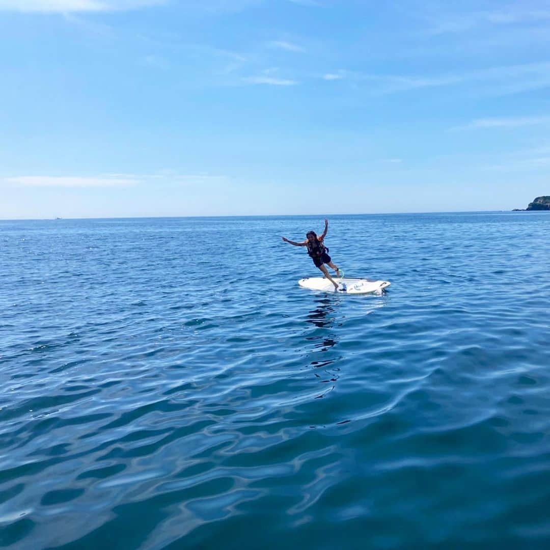 中島潮里さんのインスタグラム写真 - (中島潮里Instagram)「地元勝浦に帰った時にSUPをしました〜！！ めっちゃくちゃSUP日和！🌞 @malibu_point さんお世話になりました！ . 勝浦最高です！ 秋もまだまだ楽しめます🤲  . . 最近MEG2(サメ映画)🦈を見た私達。 沖で泳いでいたら相方がぼそっと、 "勝浦ってサメいないよね？"って、、🤣🤣🤣🤣 ホオジロザメは絶滅危惧種に近いし、勝浦にいたらすごいけどなあ、、と思いながらいないいないっていうわたし。 ぽつんと沖にいるとサメのことは考えたくないね😂 . .  #千葉県勝浦市#勝浦市#勝浦市グルメ#勝浦市の魅力を伝えたい#勝浦中央海水浴場#malibupoint#マリブポイント#SUP#サップ体験#猛暑日がない勝浦#勝浦朝市#勝浦アクティビティ#海を守るために私たちが出来ること#海を感じるライフスタイル#かつうらいふ#勝浦市観光」9月22日 17時45分 - whyte_shiori