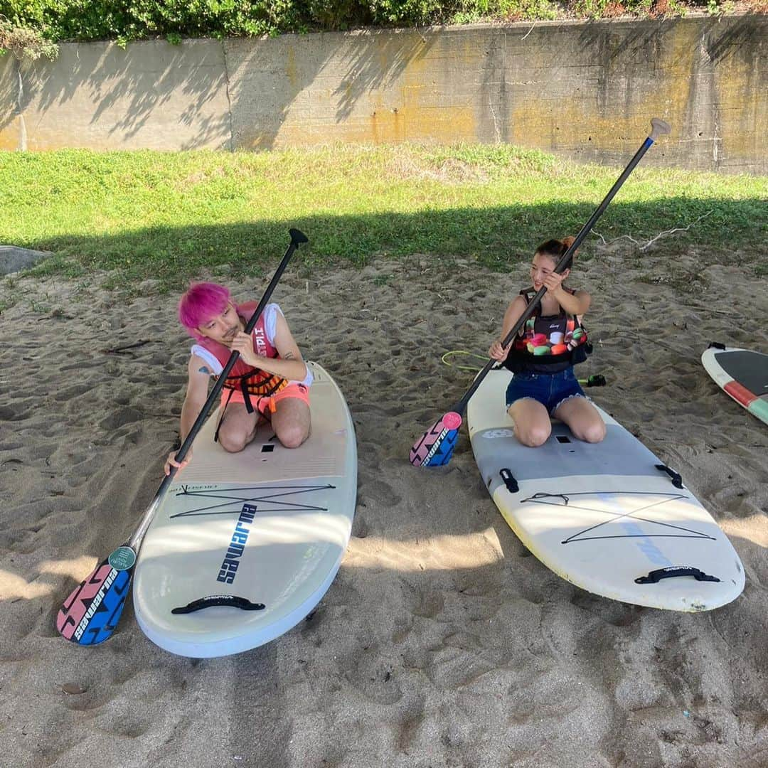 中島潮里さんのインスタグラム写真 - (中島潮里Instagram)「地元勝浦に帰った時にSUPをしました〜！！ めっちゃくちゃSUP日和！🌞 @malibu_point さんお世話になりました！ . 勝浦最高です！ 秋もまだまだ楽しめます🤲  . . 最近MEG2(サメ映画)🦈を見た私達。 沖で泳いでいたら相方がぼそっと、 "勝浦ってサメいないよね？"って、、🤣🤣🤣🤣 ホオジロザメは絶滅危惧種に近いし、勝浦にいたらすごいけどなあ、、と思いながらいないいないっていうわたし。 ぽつんと沖にいるとサメのことは考えたくないね😂 . .  #千葉県勝浦市#勝浦市#勝浦市グルメ#勝浦市の魅力を伝えたい#勝浦中央海水浴場#malibupoint#マリブポイント#SUP#サップ体験#猛暑日がない勝浦#勝浦朝市#勝浦アクティビティ#海を守るために私たちが出来ること#海を感じるライフスタイル#かつうらいふ#勝浦市観光」9月22日 17時45分 - whyte_shiori