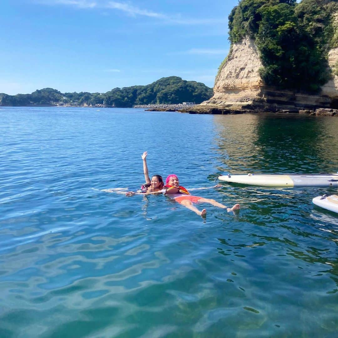 中島潮里さんのインスタグラム写真 - (中島潮里Instagram)「地元勝浦に帰った時にSUPをしました〜！！ めっちゃくちゃSUP日和！🌞 @malibu_point さんお世話になりました！ . 勝浦最高です！ 秋もまだまだ楽しめます🤲  . . 最近MEG2(サメ映画)🦈を見た私達。 沖で泳いでいたら相方がぼそっと、 "勝浦ってサメいないよね？"って、、🤣🤣🤣🤣 ホオジロザメは絶滅危惧種に近いし、勝浦にいたらすごいけどなあ、、と思いながらいないいないっていうわたし。 ぽつんと沖にいるとサメのことは考えたくないね😂 . .  #千葉県勝浦市#勝浦市#勝浦市グルメ#勝浦市の魅力を伝えたい#勝浦中央海水浴場#malibupoint#マリブポイント#SUP#サップ体験#猛暑日がない勝浦#勝浦朝市#勝浦アクティビティ#海を守るために私たちが出来ること#海を感じるライフスタイル#かつうらいふ#勝浦市観光」9月22日 17時45分 - whyte_shiori