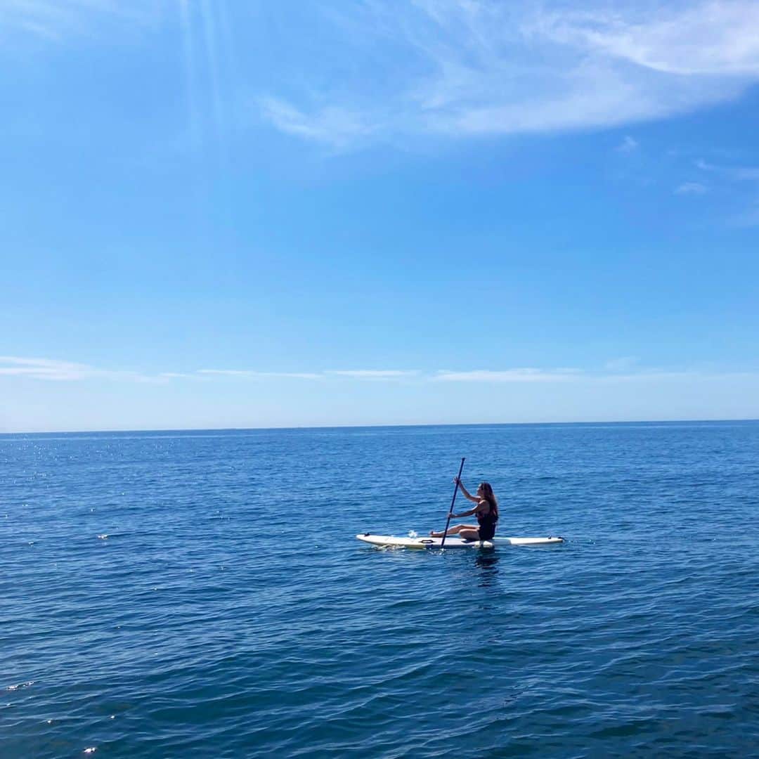 中島潮里のインスタグラム：「地元勝浦に帰った時にSUPをしました〜！！ めっちゃくちゃSUP日和！🌞 @malibu_point さんお世話になりました！ . 勝浦最高です！ 秋もまだまだ楽しめます🤲  . . 最近MEG2(サメ映画)🦈を見た私達。 沖で泳いでいたら相方がぼそっと、 "勝浦ってサメいないよね？"って、、🤣🤣🤣🤣 ホオジロザメは絶滅危惧種に近いし、勝浦にいたらすごいけどなあ、、と思いながらいないいないっていうわたし。 ぽつんと沖にいるとサメのことは考えたくないね😂 . .  #千葉県勝浦市#勝浦市#勝浦市グルメ#勝浦市の魅力を伝えたい#勝浦中央海水浴場#malibupoint#マリブポイント#SUP#サップ体験#猛暑日がない勝浦#勝浦朝市#勝浦アクティビティ#海を守るために私たちが出来ること#海を感じるライフスタイル#かつうらいふ#勝浦市観光」