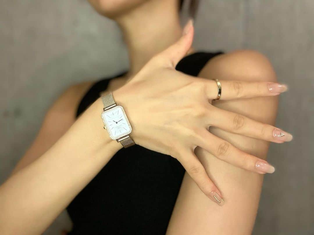 青野紗穂のインスタグラム：「「LOOK BACK FOR SOMETHING NEW」  DANIEL WELLINGTON からFW2023の新作Bezelが登場しました。 高級感のあるイエローゴールドは、シンプルコーデにピッタリ♡  クーポンコードも貼っておくのでお忘れ無く♡  15%OFFクーポンコード　 【saho23fw】  着用商品 Watch☟ QUADRO LUMINE BEZEL EVERGOLD MOP  Ring☟ CLASSIC LUMINE RING (Gold)  @danielwellington  #ダニエルウェリントン  #DW12周年 #dwturns12  #dwbezel  #FW2023  #YESDW #PR」