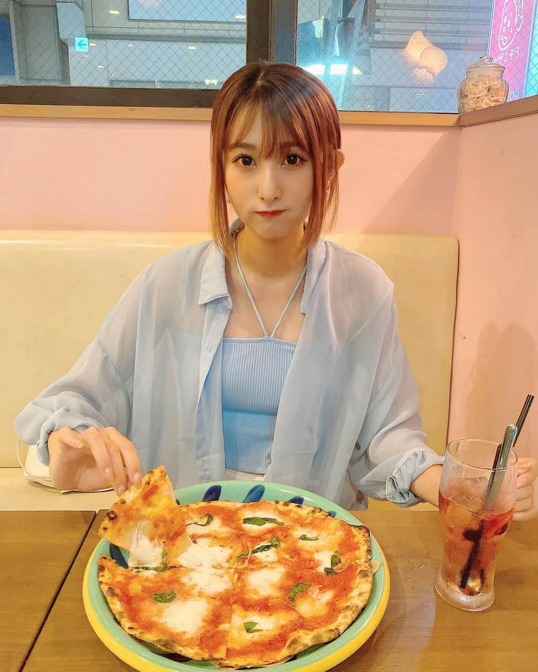 青野美沙稀のインスタグラム：「おいしいピザのお店 @pizzacozou へ🍕✨✨  水牛モッツァレラのマルゲリータ 卵とベーコンのカルボナーラ 熟成牛サガリの炙り焼き シーザーサラダ 自家製ティラミス  を、いただきました〜っ💋  石窯で焼く本格ピザは やっぱりおいしい、、、🤤🩷  カルボナーラ好きとしては こちらのは味がしっかりしてて 最高でした💞💞  全部おいしかったから 次行く時は違う種類のピザも 食べたいなーっっ🤘🏻  @pizzacozou #PR #関内イタリアン #関内グルメ #ピザ #ピザ屋 #ピザ好き #pizza #カルボナーラ #カルボナーラ好き」