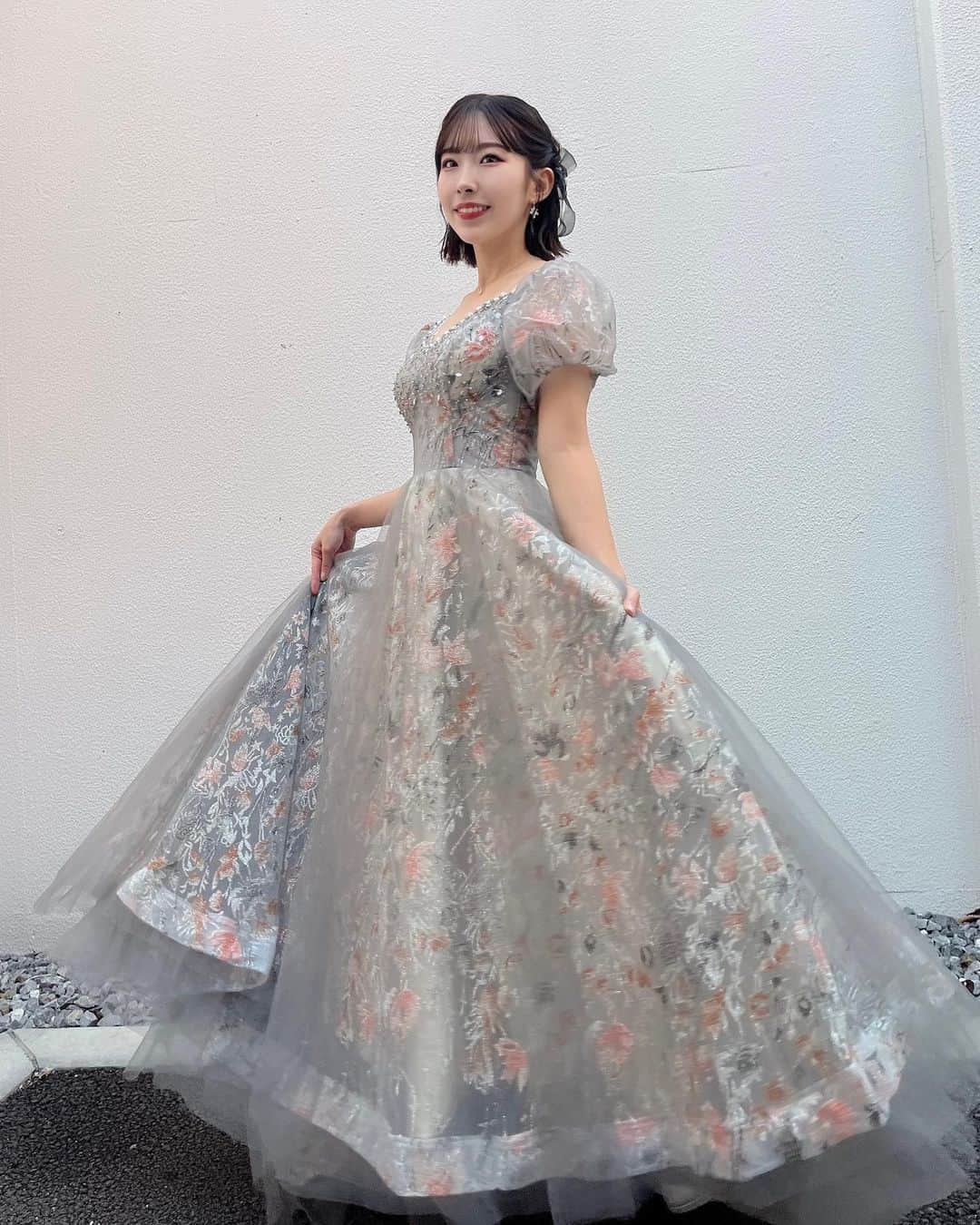 岩佐美咲のインスタグラム：「ニューアルバム「美咲めぐり〜第３章〜」のジャケ写で着させていただいているドレス、全身が素敵なのです…✨　　　　　　　　　　　　　　　　　 　　　　　　　　　　　　　　　　　　　 #ドレス #衣装 #ボブ #ボブアレンジ #ハーフアップ #dress #pachelbel」