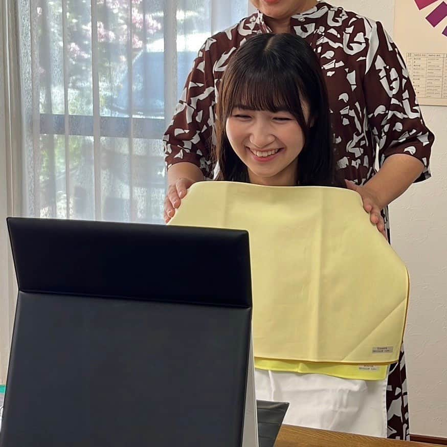 後藤沙梨花さんのインスタグラム写真 - (後藤沙梨花Instagram)「ごきげんよう🌸 ミスの末っ子👧🏻 エントリーNo.5  福山莉央です🎀  今日は3つ投稿があります✨✨✨  まずはパーソナルカラー診断から！  私は【ブルベース夏】でした！💙  ずっとイエベだと思っていたので、 まさかブルベ夏だったとは、！と驚きでした🫢  ですが、普段よく着るお洋服の色は、 ブルベ夏な淡いパステルの色が多かったので、 無意識に選べていたのかも、？！笑  似合う色がわかると、 自信を持ってその色を使えますよね🫧  変わるなら今だ！と思い、 メイクを少し変えてみました😌  似合わないと思っていた紫色のチークや、 青みピンクのアイシャドウ、 これからは自信を持って使えることが なにより嬉しいです✨  そして似合うヘアカラーも教えてくださり、 先日、ラベンダーグレージュに染めました🧏🏻‍♀️  ラベンダーもグレージュも、今までだったら 絶対に挑戦しない色だったので、 今回出会えて嬉しいです💜  メイクや髪色も、いろんな色に挑戦してみて、 新たな自分を発見していきたいと思いました🫧  そしてパーソナルカラーを通して、 性格診断も体験しました✨  パーソナルカラーから性格がわかるなんて！と新鮮でした🫢  色彩人類学診断というもので、パーソナルカラーと アンケート調査から性格傾向を導き出す！というものです。  ブルベ夏の世界観は、  ・優しく上品な印象 ・貢献的で誠実な人 ・柔らかさの中に芯がある  とのことでした！  プラスな事もたくさん書いてあり、 読んでいて幸せな気持ちになる診断でした🫧  皆さんもぜひパーソナルカラー診断、 そして色彩人類学診断、やってみてください✨  羽成さん、ありがとうございました❤️  ────────────  ▼今回ご協力頂いた方は 【@smile_happy_color_narichan 羽成美知子さん】  認定NPO法人色彩生涯教育【CLE】協会認定講師の羽成美知子です。 さいたま市で、自分らしく生きるための色のお教室を運営しております。 色を学ぶお稽古レッスン・パーソナルカラー診断・パーソナルカラーアナリスト養成講座や、地域、学校、企業様に向けての色のセミナーや診断など、社会貢献活動も行っております。  ────────────  #りおぽち#末っ子#最年少#パーソナルカラー診断#パーソナルカラー#ブルベ夏#ブルベース夏#ブルベ#学習院女子大学 #和祭 #gwc #Missgwc2023 #misscontest2023 #ミス和コンテスト #ミスコンテスト　#ミス和 #gakushuinwomenscollege #ミス和コンテスト2023 #ミスコン #春からgwc #学女 #学女ミスコン#ミスコンファイナリスト」9月22日 18時00分 - missgwc2023