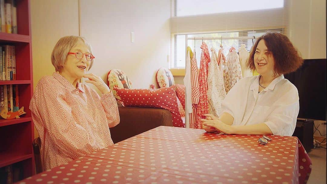 角野栄子さんのインスタグラム写真 - (角野栄子Instagram)「Eテレ「カラフルな魔女〜角野栄子の物語が生まれる暮らし」 新シーズンが始まります。もう第4シーズン目ですって。びっくり！  10月から３月まで。 毎月・第１日曜日に放送。 １８：００から、だそうです。  月に1回 1話ずつ おばあちゃんにピッタリの、 ゆっくりペースでございます(笑)  10月1日は、 「88歳おしゃれの現在地」です。  良かったら、ご覧になって下さいね。 どうぞ宜しくお願い致します。  #魔女の宅急便 #カラフルな魔女 #Eテレ#カラフルな魔女の物語 #魔法の文学館 #ワンピースコーデ #アトリエコート #いちご色 #魔法のクローゼット  #eikokadono #kiki’sdeliveryservice  #kiki’smuseumofliterature #childrensbooksauthor #strawberrycoloredwall #jackrussellterrier #over80style #nhk   @edogawacity_kadonoeiko」9月22日 17時49分 - eiko.kadono