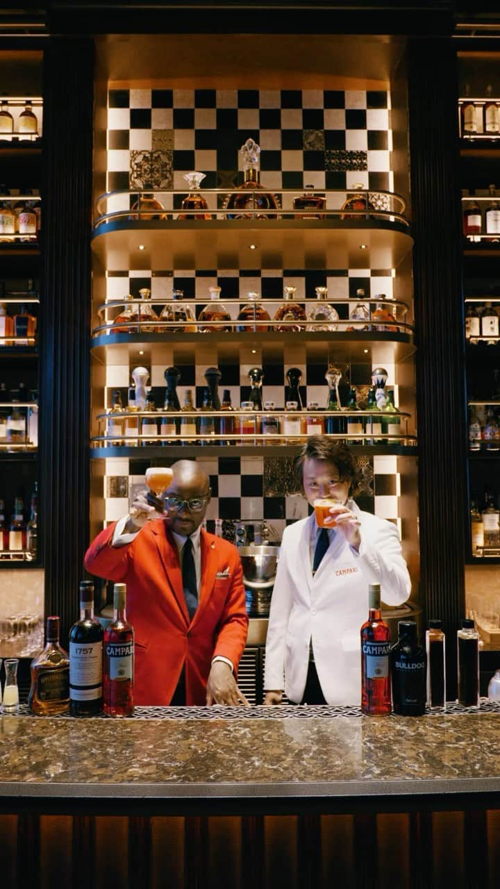 Campari Japanのインスタグラム：「@naoto_campari meets @kmotsi at @virtutokyo!  Indulge in the allure of @CampariJapan with #FSPoured to celebrate #NegroniWeek. Join us for a bittersweet bliss out with four creative Negroni now until the end of next week.   Poured by Four Seasons x ＃ネグローニウィーク を記念して #カンパリ の小川尚人氏とVIRTÙ ヘッドバーテンダーKeithの共演をお届けします✨ VIRTÙで10/1までお愉しみいただける４つのクリエイティブなネグローニと一緒にほろ苦い至福の時間を過ごしましょう。」