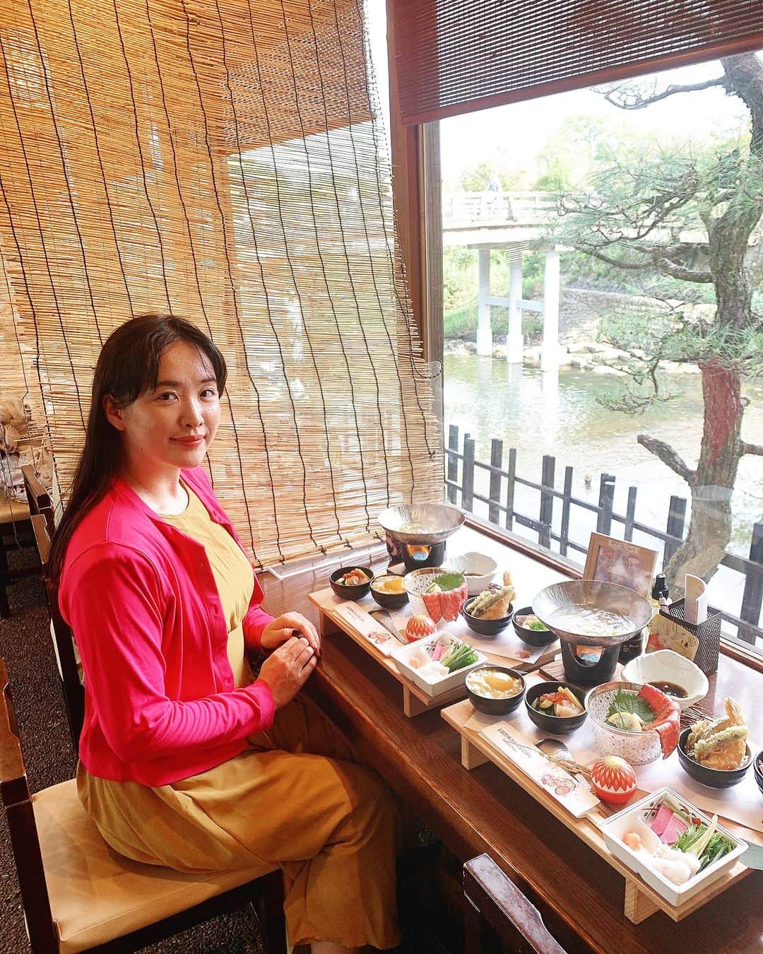 KagitaYukikoさんのインスタグラム写真 - (KagitaYukikoInstagram)「🥢✨ 風情ある〜🍁🦆 嵐山ってやっぱ 素敵やなぁ〜(*´ω｀*)✨  お着物女子たちにも 大人気な♡♡ 五木茶屋さんへ🥢  鳥たちが泳ぐ🦆 河を眺めながらの  美しいお料理たち♡♡ 最高やんッ(o^^o)💕  うわぁ〜ハモしゃぶだぁ💕 ぽん酢で頂きます♪♪  食いしん坊で 丼ものも大好きやから これだけの種類を 一度に食べれるの 幸せ(๑>◡<๑)💕  店内❤︎所々に 映えスポットもあって✨✨ ここはまた 和装でも 食べに着たいよねぇ👘❤︎👘　  @kyotoitsukichaya  京丼五種食べ比べ膳  黄金の玉子丼 和牛ステーキ丼 鮭の柚庵焼き丼 海鮮手巻き丼 海老と京野菜の天ぷら丼  ＊五穀豊穣のお茶屋ごはん五木茶屋 嵐山本店＊  京都府京都市右京区嵯峨中ノ島町 官有地10 阪急嵐山駅徒歩2分 10:30 ~ 19:00  #ゆきんこ #グルメ #京都  #京都グルメ  #嵐山  #嵐山グルメ  #五木茶屋  #五木茶屋嵐山本店 #ご飯 #嵐山本店  #京都旅行  #食べ比べ #kyoto  #kyotogourmet」9月22日 17時51分 - mermaid.yukinko
