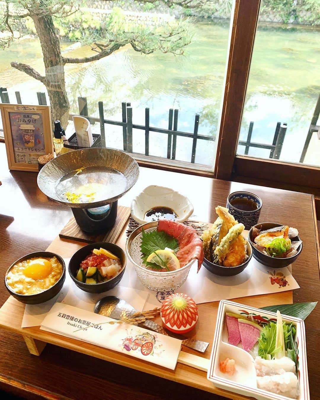 KagitaYukikoさんのインスタグラム写真 - (KagitaYukikoInstagram)「🥢✨ 風情ある〜🍁🦆 嵐山ってやっぱ 素敵やなぁ〜(*´ω｀*)✨  お着物女子たちにも 大人気な♡♡ 五木茶屋さんへ🥢  鳥たちが泳ぐ🦆 河を眺めながらの  美しいお料理たち♡♡ 最高やんッ(o^^o)💕  うわぁ〜ハモしゃぶだぁ💕 ぽん酢で頂きます♪♪  食いしん坊で 丼ものも大好きやから これだけの種類を 一度に食べれるの 幸せ(๑>◡<๑)💕  店内❤︎所々に 映えスポットもあって✨✨ ここはまた 和装でも 食べに着たいよねぇ👘❤︎👘　  @kyotoitsukichaya  京丼五種食べ比べ膳  黄金の玉子丼 和牛ステーキ丼 鮭の柚庵焼き丼 海鮮手巻き丼 海老と京野菜の天ぷら丼  ＊五穀豊穣のお茶屋ごはん五木茶屋 嵐山本店＊  京都府京都市右京区嵯峨中ノ島町 官有地10 阪急嵐山駅徒歩2分 10:30 ~ 19:00  #ゆきんこ #グルメ #京都  #京都グルメ  #嵐山  #嵐山グルメ  #五木茶屋  #五木茶屋嵐山本店 #ご飯 #嵐山本店  #京都旅行  #食べ比べ #kyoto  #kyotogourmet」9月22日 17時51分 - mermaid.yukinko