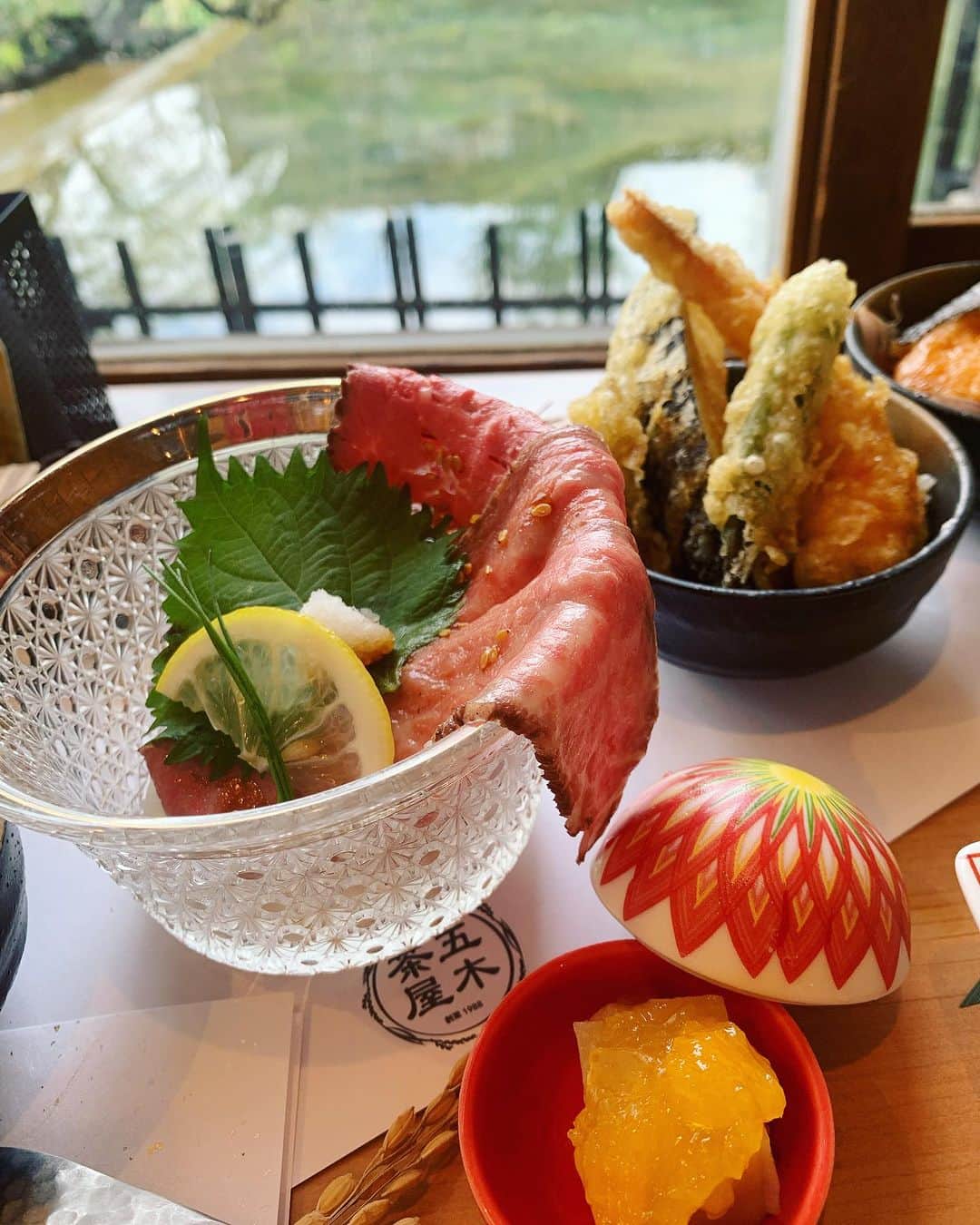 KagitaYukikoさんのインスタグラム写真 - (KagitaYukikoInstagram)「🥢✨ 風情ある〜🍁🦆 嵐山ってやっぱ 素敵やなぁ〜(*´ω｀*)✨  お着物女子たちにも 大人気な♡♡ 五木茶屋さんへ🥢  鳥たちが泳ぐ🦆 河を眺めながらの  美しいお料理たち♡♡ 最高やんッ(o^^o)💕  うわぁ〜ハモしゃぶだぁ💕 ぽん酢で頂きます♪♪  食いしん坊で 丼ものも大好きやから これだけの種類を 一度に食べれるの 幸せ(๑>◡<๑)💕  店内❤︎所々に 映えスポットもあって✨✨ ここはまた 和装でも 食べに着たいよねぇ👘❤︎👘　  @kyotoitsukichaya  京丼五種食べ比べ膳  黄金の玉子丼 和牛ステーキ丼 鮭の柚庵焼き丼 海鮮手巻き丼 海老と京野菜の天ぷら丼  ＊五穀豊穣のお茶屋ごはん五木茶屋 嵐山本店＊  京都府京都市右京区嵯峨中ノ島町 官有地10 阪急嵐山駅徒歩2分 10:30 ~ 19:00  #ゆきんこ #グルメ #京都  #京都グルメ  #嵐山  #嵐山グルメ  #五木茶屋  #五木茶屋嵐山本店 #ご飯 #嵐山本店  #京都旅行  #食べ比べ #kyoto  #kyotogourmet」9月22日 17時51分 - mermaid.yukinko