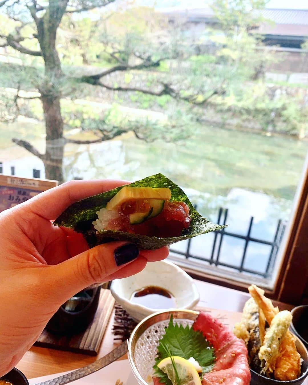 KagitaYukikoさんのインスタグラム写真 - (KagitaYukikoInstagram)「🥢✨ 風情ある〜🍁🦆 嵐山ってやっぱ 素敵やなぁ〜(*´ω｀*)✨  お着物女子たちにも 大人気な♡♡ 五木茶屋さんへ🥢  鳥たちが泳ぐ🦆 河を眺めながらの  美しいお料理たち♡♡ 最高やんッ(o^^o)💕  うわぁ〜ハモしゃぶだぁ💕 ぽん酢で頂きます♪♪  食いしん坊で 丼ものも大好きやから これだけの種類を 一度に食べれるの 幸せ(๑>◡<๑)💕  店内❤︎所々に 映えスポットもあって✨✨ ここはまた 和装でも 食べに着たいよねぇ👘❤︎👘　  @kyotoitsukichaya  京丼五種食べ比べ膳  黄金の玉子丼 和牛ステーキ丼 鮭の柚庵焼き丼 海鮮手巻き丼 海老と京野菜の天ぷら丼  ＊五穀豊穣のお茶屋ごはん五木茶屋 嵐山本店＊  京都府京都市右京区嵯峨中ノ島町 官有地10 阪急嵐山駅徒歩2分 10:30 ~ 19:00  #ゆきんこ #グルメ #京都  #京都グルメ  #嵐山  #嵐山グルメ  #五木茶屋  #五木茶屋嵐山本店 #ご飯 #嵐山本店  #京都旅行  #食べ比べ #kyoto  #kyotogourmet」9月22日 17時51分 - mermaid.yukinko