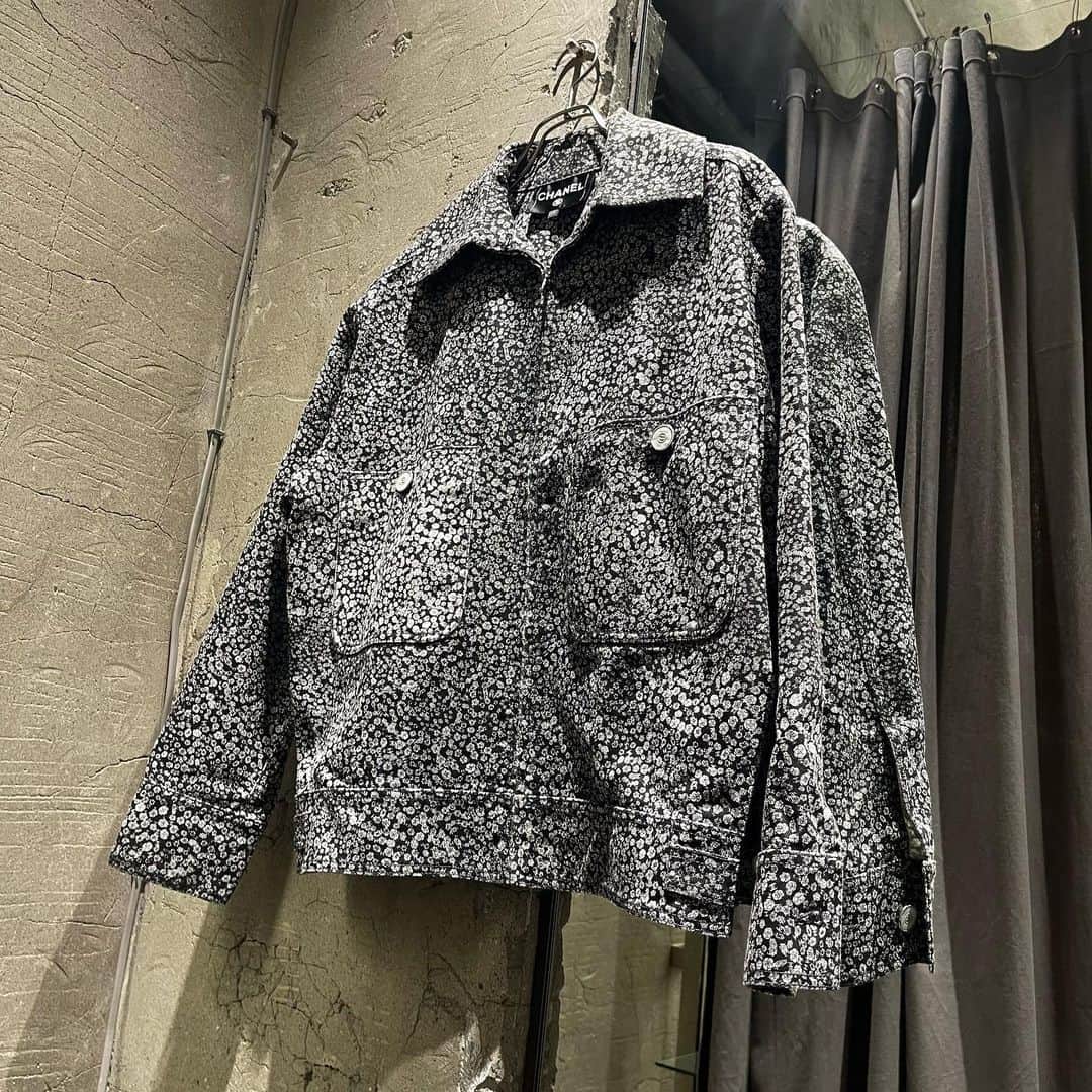 のインスタグラム：「. 《CHANEL》 ⁡ －－－－－－－－－－ー－－－－－－－－－－－－－－  商品の詳細につきましてはDM、又はお電話にてお問い合わせ下さい。 ⁡ DMやお電話からの郵送販売も可能です。 ⁡ ショッピングローンなど各種お支払い方法もご用意しておりますのでご相談下さい。 ⁡ International shipping is available. Please contact us though DM. ⁡ ⁡ 〈RINKAN SHIBUYA〉 TEL：03-5458-3050 LINE ID：@283swjhf」