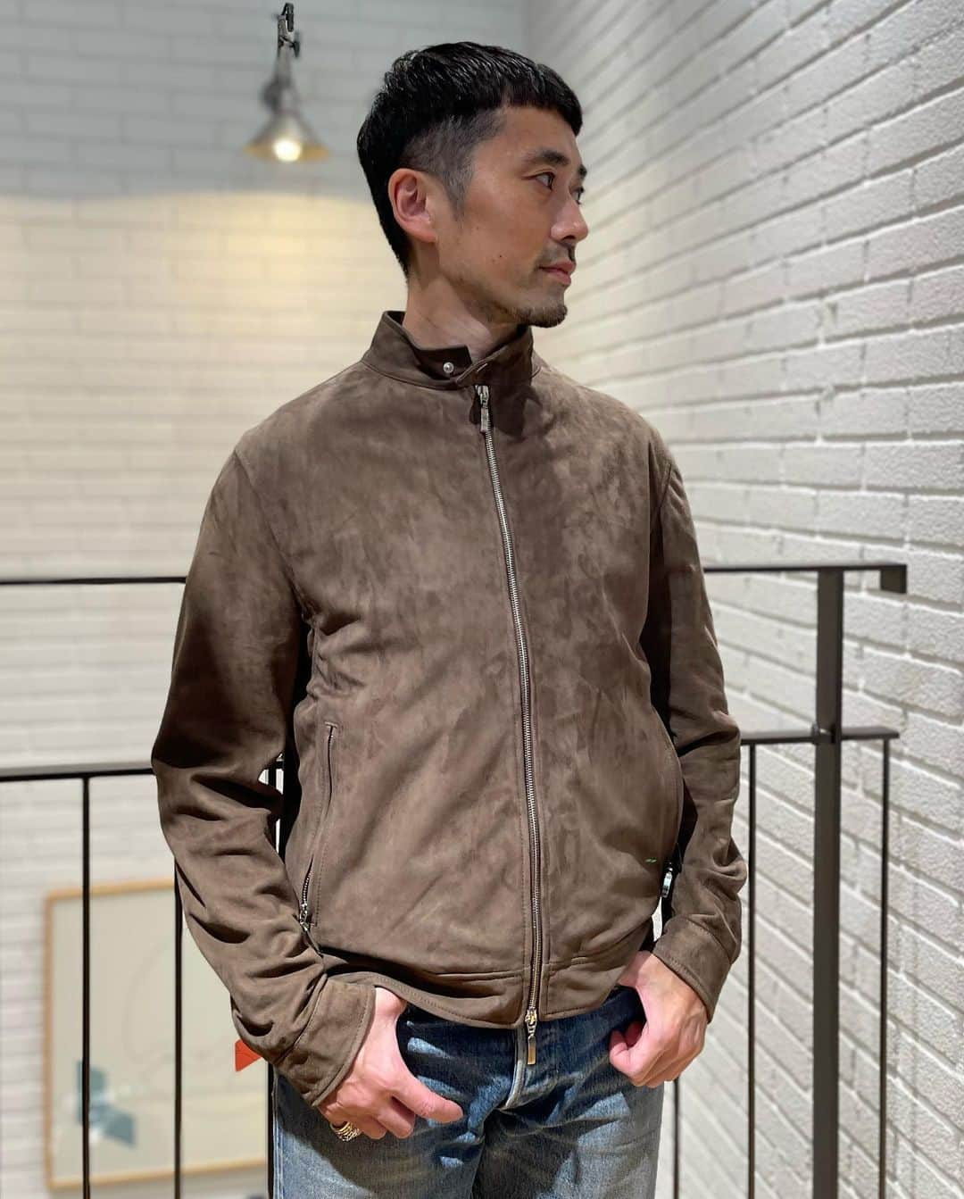 green label relaxing 自由が丘店のインスタグラム：「【MENS】自由が丘店とオンラインのみでお取り扱いの " SILENCE " のライダースジャケットが入荷いたしました。  シンプルで上品な大人のライダース。 雰囲気のあるグレイッシュなスエードとツヤ感に色気を感じさせるレザー。  ＜SILENCE（サイレンス）＞ イタリア・トスカーナ州で創業したファクトリーブランド。 現在では大手メゾンブランドのOEMを手がけている。  ■商品詳細 ◇SILENCE SUEDE S/RIDERS 3125-499-0976 / ¥151,800-.taxin color：MD.Gray  ◇SILENCE ﾚｻﾞｰ S/RIDERS 3125-499-0975 / ¥151,800-.taxin color：Black  ※在庫状況などご質問等ございましたら、自由が丘店までお問い合わせください。  ■自由が丘店営業時間 11:00〜20:00 ☎︎ 03-5731-8531 　 ■駐車場サービス お買い上げ金額に応じて以下ご利用いただけます。 場所【自由が丘南口有料駐車場】 > ¥5,000(税込)以上　30分チケット1枚  > ¥10,000(税込)以上　　30分チケット2枚  #サイレンス #silence #greenlabelrelaxing #グリーンレーベルリラクシング #jiyugaoka #自由が丘 #unitedarrows #ユナイテッドアローズ #メンズファッション #メンズコーデ #スエードジャケット #レザージャケット #ライダース #ライダースジャケット」