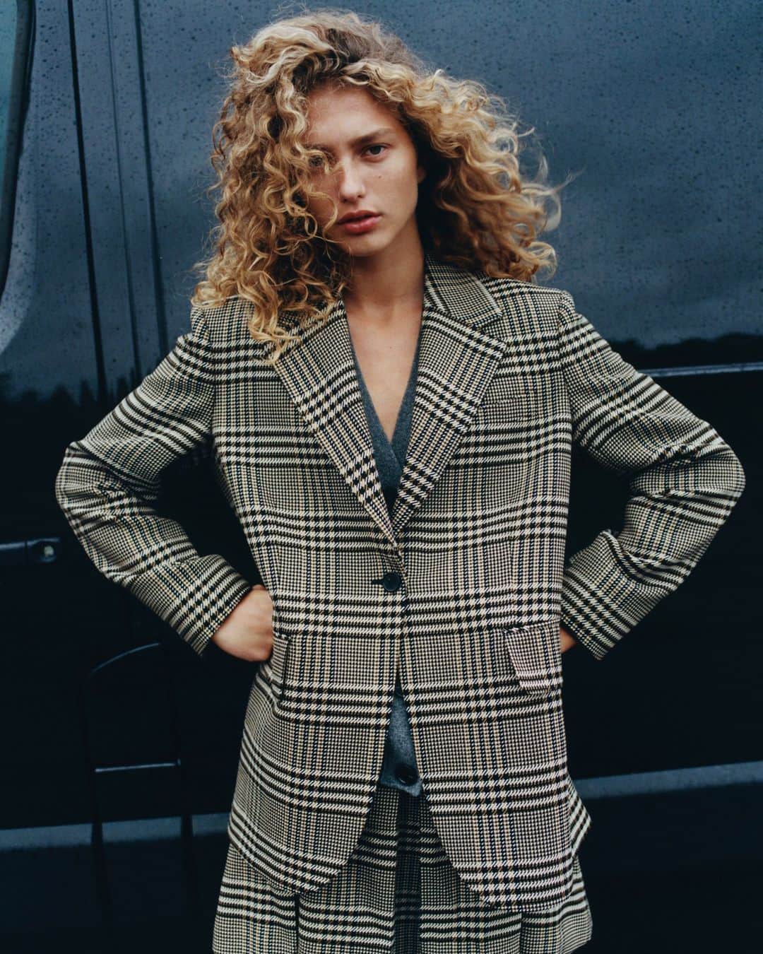 ARKETさんのインスタグラム写真 - (ARKETInstagram)「This skirt suit is crafted in a wool-blend Glen plaid. The blazer is cut in an oversized single button fit and the skirt is a high-waisted pleated silhouette. Explore our full AW23 collection: link in bio. - #ARKET」9月22日 18時00分 - arketofficial