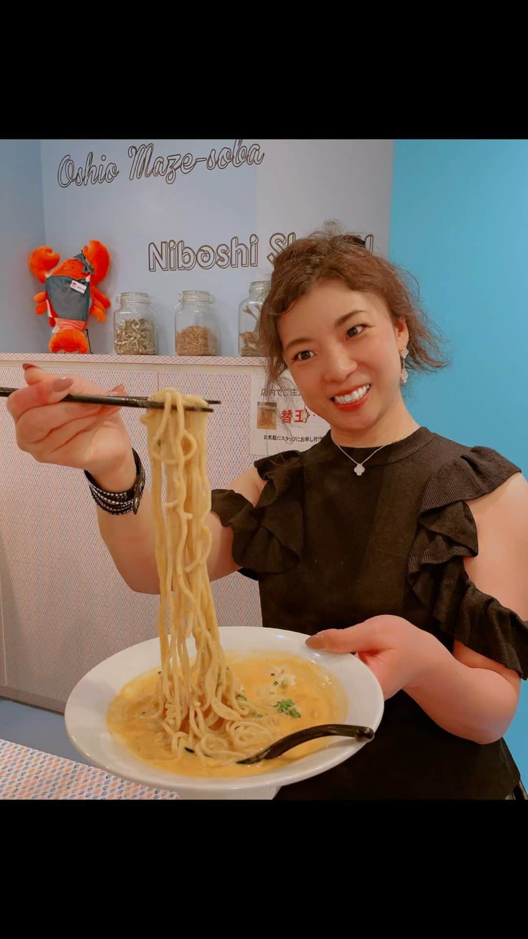 大津弥生のインスタグラム：「. . ラーメン大好き🍜 . イタリアンシェフ監修✕名古屋発の濃厚オマール海老湯が東京初上陸と聞いて、麺リフトの女王リリーさんと食べて来ました🍜😋🍜 . クリーミィなエスプーマの泡と濃厚なオマール海老の出汁が効いた生クリーム入りのスープは、まるでオマール海老のビスクのよう💖 . 麺は #全粒粉 の中太麺で、モチモチしていて、スープとよく絡みます😋 . #にんにく と辛味ソースで味変出来、より濃厚になり美味しかったです🍜 . ライスを最後に頼んで #リゾット で〆たかったのですが、お腹いっぱいでした💦 . 店内は海をイメージしているそうで、可愛いオマール海老のおまーるちゃんもいますよ🦞 . 違うラーメンも食べに行きたいです✨ . 🍜麺屋はやぶさ下北沢🍜 東京都世田谷区北沢2–29–16  マガザン下北沢 1F 03-5761-6566 . PR @HAYABUSA.SIMOKITAZAWA #麺屋はやぶさ下北沢店 #麺屋はやぶさ #下北沢グルメ #下北沢ランチ #下北沢ディナー #下北沢ラーメン #オマール海老 #ラーメン #ラーメン屋 #🍜 #ラーメン部 #ラーメンパトロール #ラーメン女子 #ラーメンインスタグラム #ラーメン好きな人と繋がりたい #ラーメン🍜 #ラーメンスタグラム #ramen #ramen🍜 #ビスク #味変 #麺リフト #ラーメン大好き #ラーメンショップ #ラーメン巡り #ラーメンパトロール東京 #ラーメン中毒」