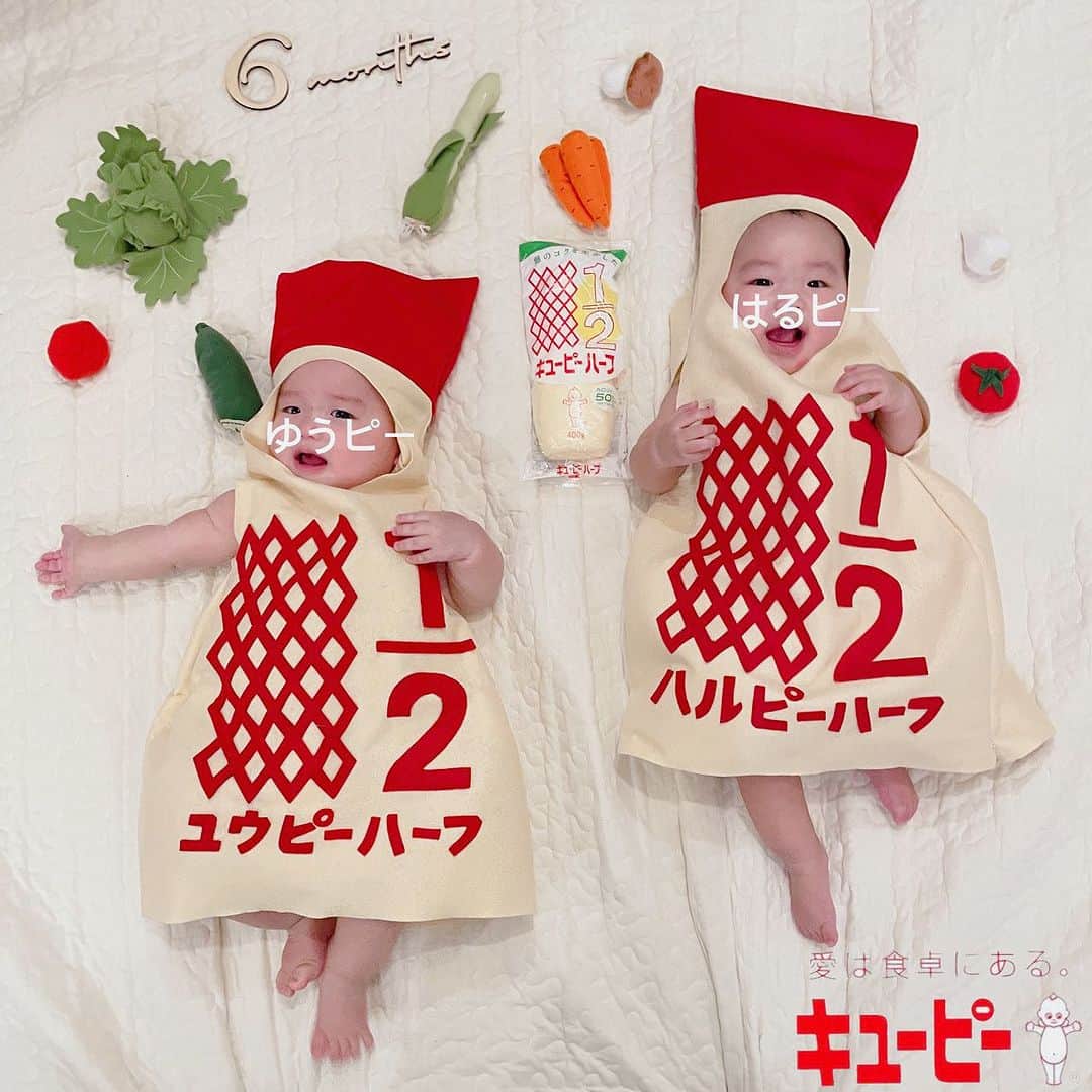 美甘子さんのインスタグラム写真 - (美甘子Instagram)「本日9.22で双子ちゃん生後6ヶ月を迎えました。ハーフバースデー🎂です。  インスタで #ハーフバースデー と検索したらよく出てくるキューピーハーフの衣装をメルカリで作ってもらって撮影してみました。親の自己満足に付き合ってくれるのは今のうちだろうなと思います。ありがとう〜😭 野菜のぬいぐるみはIKEAで購入しました。 親バカですがマヨネーズになったゆうピーもはるピーも可愛いです☺️ 3.22に産まれて、もう半年！ 本当にあっという間。 2人とも寝返りができるようになり、ゆうピーはうつ伏せで両手両足を上げる飛行機ポーズもできるようになりました。 最近は世田谷区のおでかけ広場へよく行っていて、同じ学年の赤ちゃんやママたちと交流を深めています。 ハーフバースデーの写真はまだ撮影してみたいものがあるので、また頑張ります。 今日はこれで精一杯…🤣  #ゆうピーはるピー #ハーフバースデー  #キューピーハーフバースデー #キューピーハーフ #ユウピーハーフ #ハルピーハーフ #双子 #双子ママ #双子のいる生活 #twinsbaby #halfbirthday  #kewpie #kewpiehalf #kewpiehalfbirthday  #愛は食卓にある #生後6ヶ月」9月22日 17時58分 - rekish_mikako