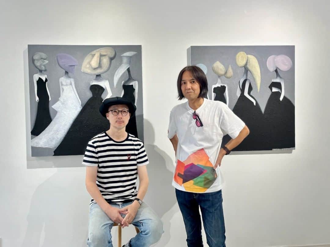 高野寛のインスタグラム：「エドツワキ君の個展に。新しい作風が開花していて、風通しのいいエネルギーを感じた。  アルバム「I (ai) 」のデザインをエドにお願いしたのが1993年だから、ちょうど30年前。時は流れるね。  また、ライブペインティング＋ライブもやろうよ。」
