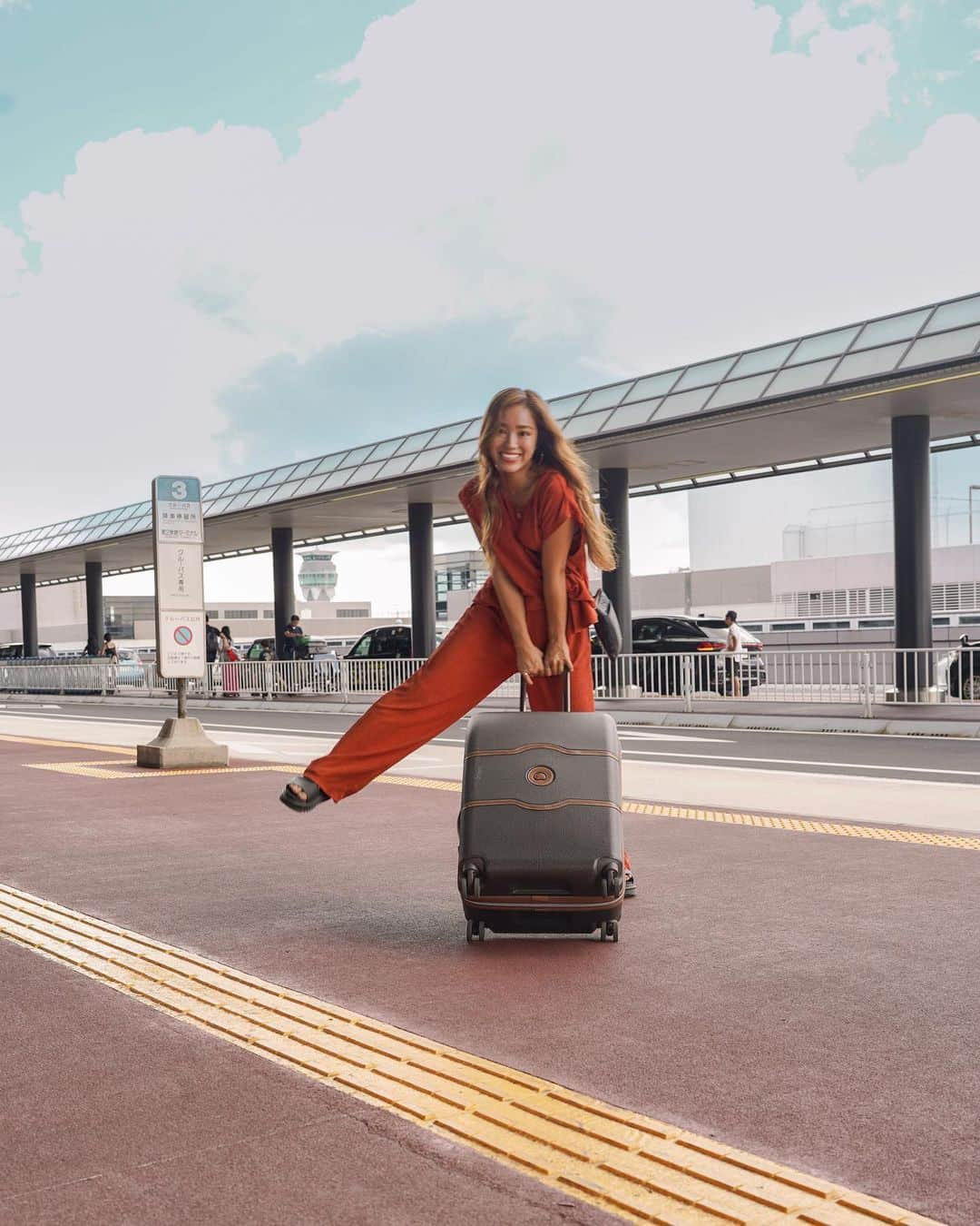 羽石杏奈さんのインスタグラム写真 - (羽石杏奈Instagram)「My heart still jumps every time I step into the airport, forever chasing new adventures. ❤️ 数えきれないほど訪れてもやっぱり空港ってわくわくするし、 飛行機から見える景色はずっと眺めていたくなる🌜♡  先月訪れていた台湾は、 台湾初(!)の国際線LCC、タイガーエア台湾で🐅🇹🇼 基本機内食って完食することなかなかないんだけど 追加で選べた機内食がどれも美味しすぎてびっくりした、、！  訪れたスポットは次の投稿にて🫧  #台湾 #taiwan #kkday旅 #kkday台湾旅  #タイガーエア台湾」9月22日 18時08分 - hawaiianna913