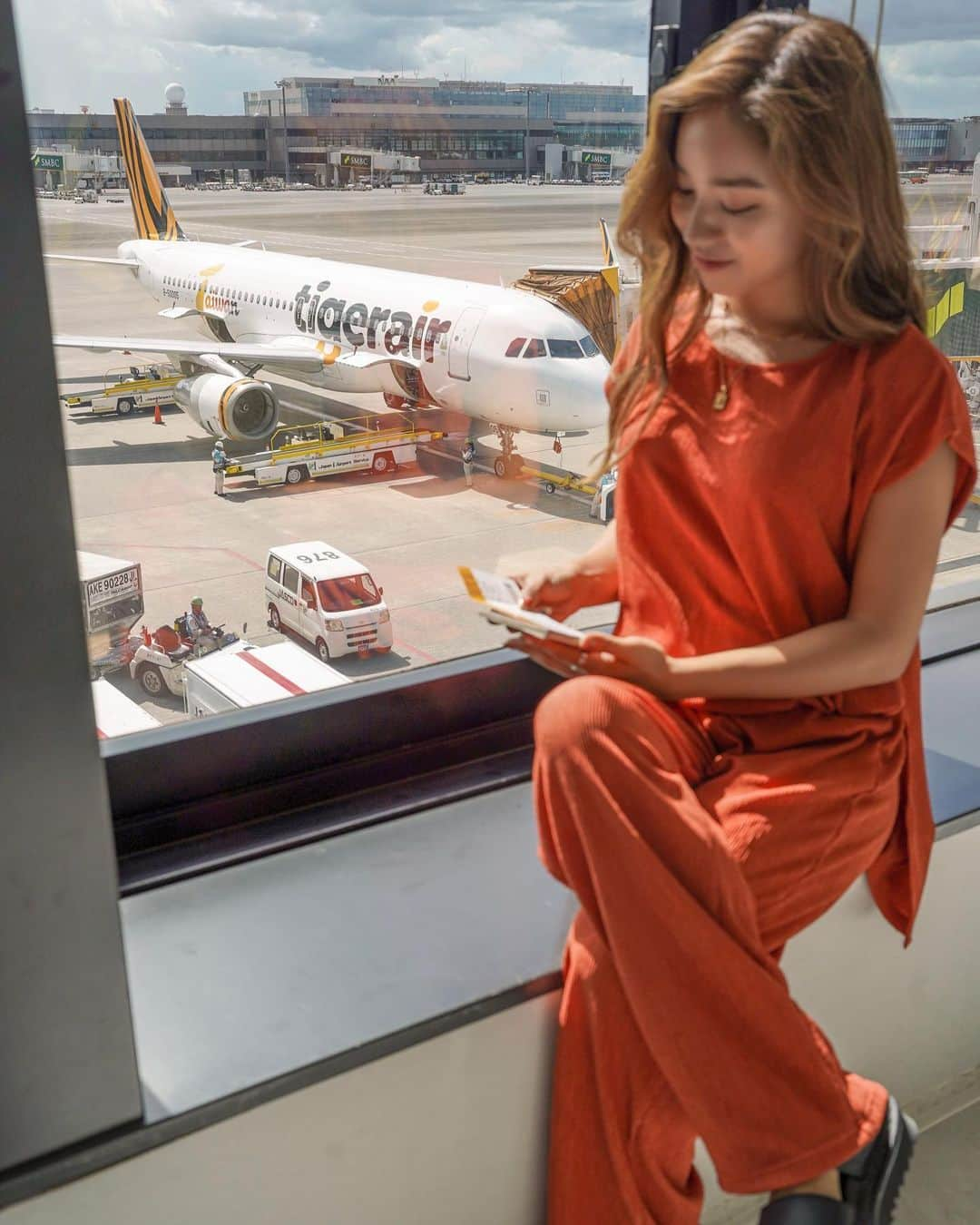 羽石杏奈さんのインスタグラム写真 - (羽石杏奈Instagram)「My heart still jumps every time I step into the airport, forever chasing new adventures. ❤️ 数えきれないほど訪れてもやっぱり空港ってわくわくするし、 飛行機から見える景色はずっと眺めていたくなる🌜♡  先月訪れていた台湾は、 台湾初(!)の国際線LCC、タイガーエア台湾で🐅🇹🇼 基本機内食って完食することなかなかないんだけど 追加で選べた機内食がどれも美味しすぎてびっくりした、、！  訪れたスポットは次の投稿にて🫧  #台湾 #taiwan #kkday旅 #kkday台湾旅  #タイガーエア台湾」9月22日 18時08分 - hawaiianna913