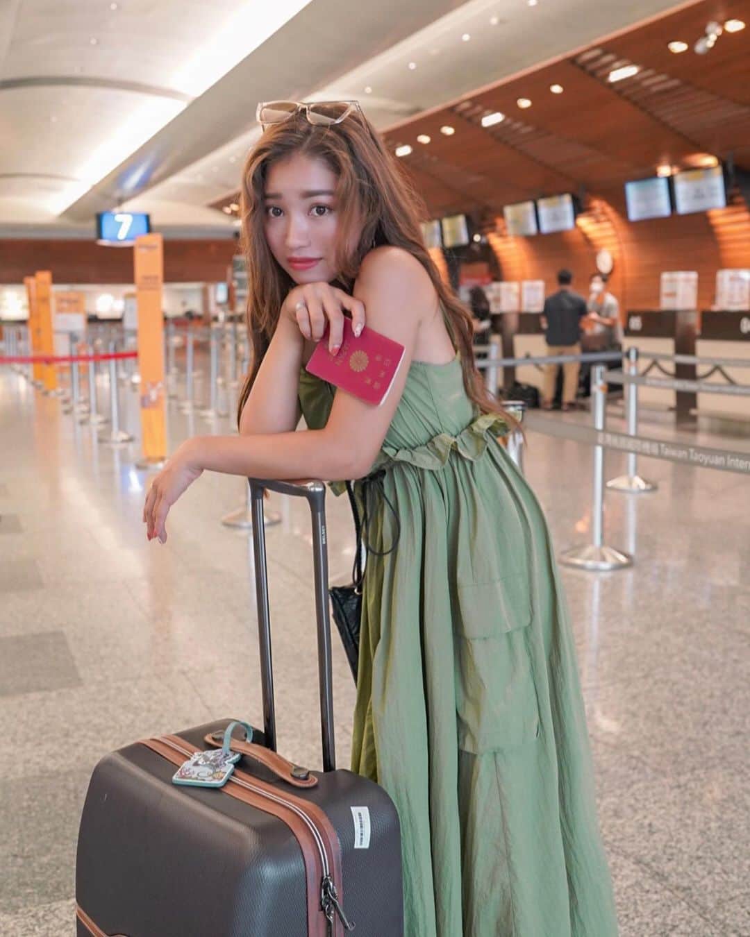 のインスタグラム：「My heart still jumps every time I step into the airport, forever chasing new adventures. ❤️ 数えきれないほど訪れてもやっぱり空港ってわくわくするし、 飛行機から見える景色はずっと眺めていたくなる🌜♡  先月訪れていた台湾は、 台湾初(!)の国際線LCC、タイガーエア台湾で🐅🇹🇼 基本機内食って完食することなかなかないんだけど 追加で選べた機内食がどれも美味しすぎてびっくりした、、！  訪れたスポットは次の投稿にて🫧  #台湾 #taiwan #kkday旅 #kkday台湾旅  #タイガーエア台湾」