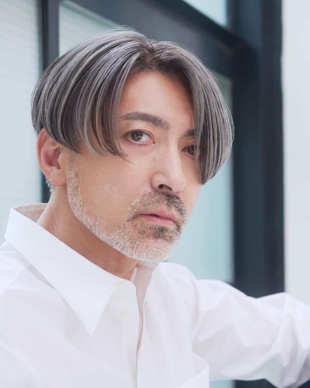 Wella Professionals Japanさんのインスタグラム写真 - (Wella Professionals JapanInstagram)「大注目のメンズの脱白髪染め。ある程度白髪染めのベースがなくなってきたら、陰影カラーに挑戦！リュクスシルバーならブラウン味がないので、ハイライトもつぶれず陰影カラーも魅せやすくて◎ ・ <Color> ブリーチでハイライト後 　ベース（間塗り)／6/89（リュクスシルバー）：6/02（NB マット）：5/02（NB マット）＝ 2：1：1〔ox3％〕 　オンカラー／ 　　中間～毛先／6/89：クリア＝ 1：3〔ox3％〕 　　根元／6/89：6/02：5/02 ＝ 2：1：1〔ox3％〕  by 金子 圭介さん（REDEAL）　 @keisuke_redeal_balayage  ・ こちらのデザインの技術解説をYouTubeで公開中! 【コレストン】89 リュクスシルバーでつくるメンズの白髪手術 https://youtu.be/htTGHFwRFtQ  ・ リュクスカラーコレクションを使ったスタイルは「いまコレ!」をチェック。お客様とのコミュニケーションにぜひお役立てください。 https://koleston.wella.co.jp/ima-kole/ ・ #コレストン #新色 #リュクスカラーコレクション #89リュクスシルバー  #脱白髪染め #白髪活かし #メンズカラー  #大人髪  #ウエラ  #ウエラカラー #ヘアカラー  #サロンカラー #美容室 #美容師  #いまコレ #コレストンワークス  #脱白髪染めラボ」9月22日 18時00分 - wellapro_japan