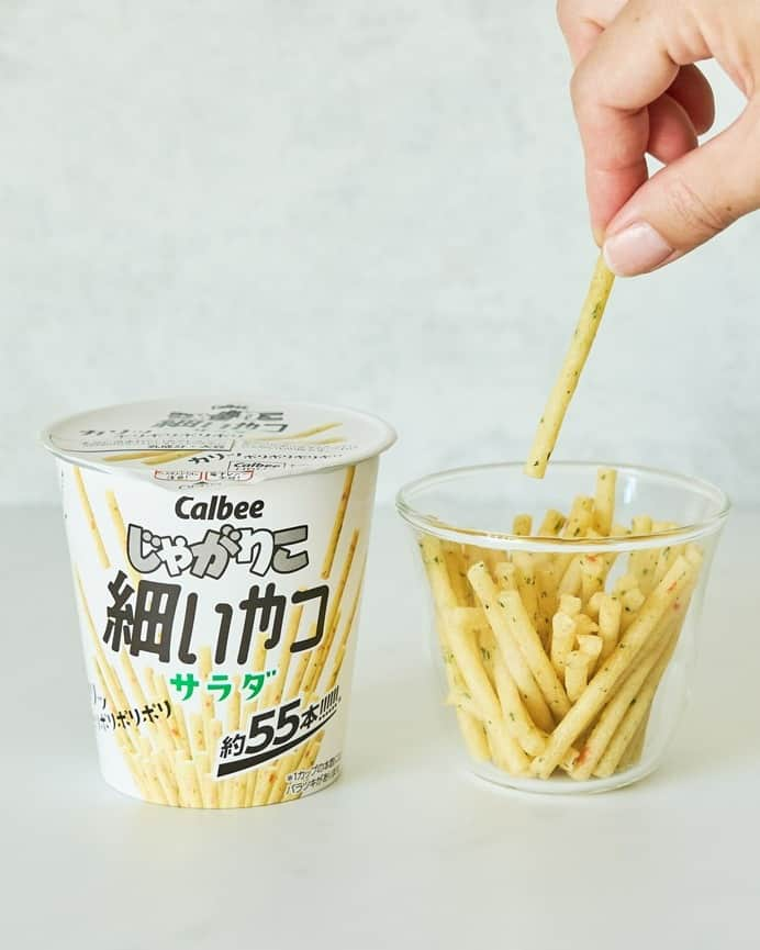 カルビーのインスタグラム：「「じゃがりこ細いやつ サラダ」←食べたい度を❤で教えてくださいね♪ 『じゃがりこサラダ』が細くなりました！ 「カリッポリポリポリポリ」細くて軽い食感なので、噛みやすくて食べやすい♪ ニンジンとパセリを練りこみ、素材そのままの美味しさが味わえるあっさり「サラダ」味です。 楽しく、おいしく、おやつにも、おつまみにも♪  ＊全国のコンビニで販売中です。  #calbee #カルビー #じゃがりこ #じゃがりこ細いやつ #サラダ  #カリッポリポリポリポリ #軽い食感  #ニンジン #パセリ  #おやつ #おつまみ  #おいしい #楽しい  #新商品 #新発売  #アウトドア #キャンプ #ハイボール #チューハイ #ビール #じゃがりこ新作 #じゃがりこ好きな人と繋がりたい #お菓子好き #お菓子好きな人と繋がりたい #今日のお菓子 #食べだしたらキリンがない」