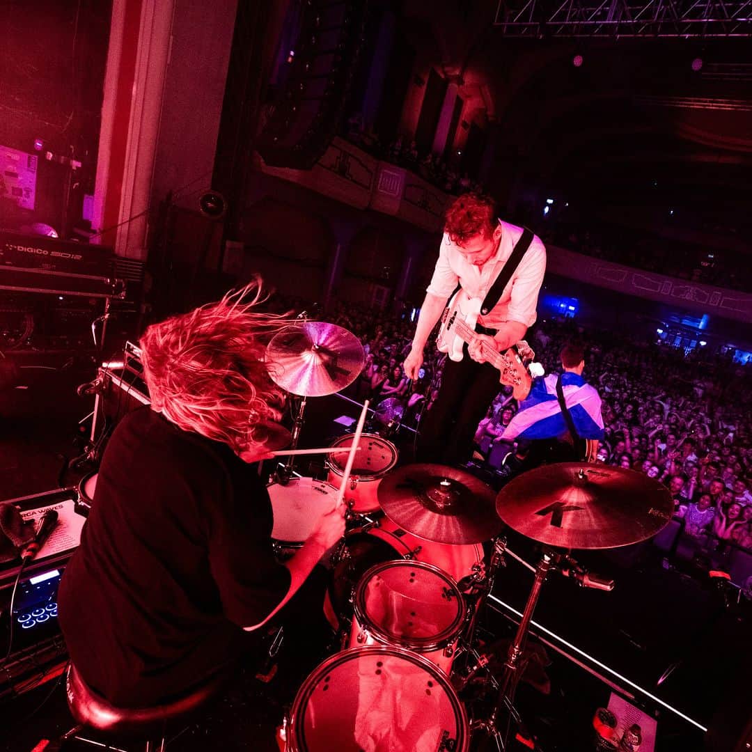 サーカ・ウェーヴスのインスタグラム：「There are only a few tickets left for Cardiff and Southampton so make sure to get ‘em quick! Support for Southampton will come from @sterlingpress & for Cardiff @thefamilybattenberg.」