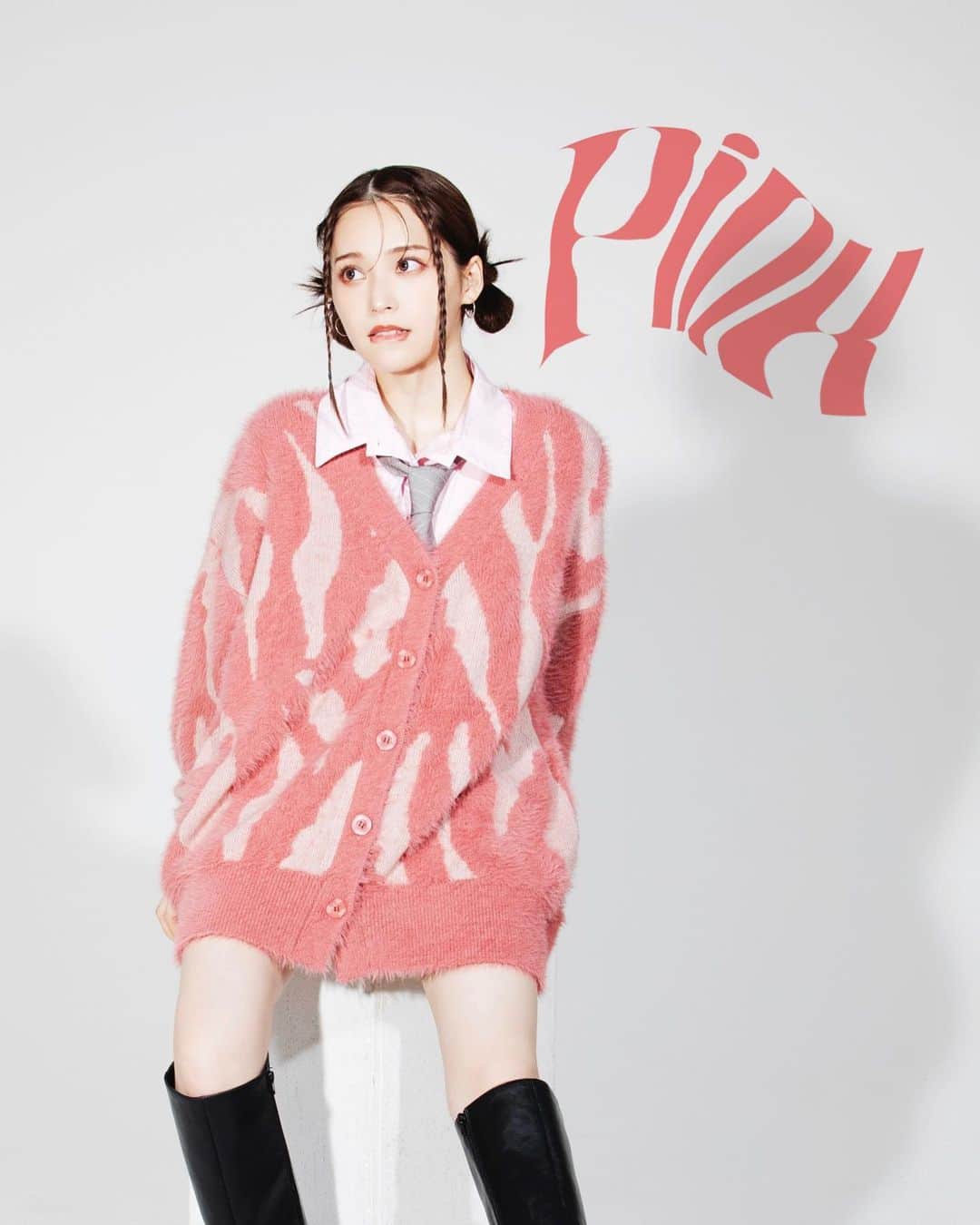 スパイラルガールのインスタグラム：「. 『KNIT LOOK feat. HOHOMI NASU』 ⁡ ☑︎マルチパターンシャギーニットカーディガン ¥9,790(税込) WEB：9/20(水)予約発売スタート 店舗：10/5(木)入荷予定 ⁡ ☑︎オフショルスリットヘムニットトップス ¥7,590(税込) 発売中 ⁡ ☑︎ラインリブニットセットアップ ¥13,200(税込) WEB：9/20(水)発売スタート 店舗：9/20(水)発売スタート ⁡ ☑︎セーラーカラーハーフZIPジャガードニット ¥9,350(税込) WEB：発売中 店舗：9/20(水)発売スタート ____________________________________ ⁡ “令和の天使”と呼ばれるビジュアルで SNSを中心に爆発的人気を誇る 『那須ほほみ』 @nasu_hohomi が AWシーズンルックに登場💭 ⁡ 第1弾は秋冬にかかせないニット🧶 大注目の新作から人気商品まで トータルコーディネートでご紹介。 ____________________________________ ⁡ プロフィール(@spiralgirl_official)のURLからチェック #SPIRALGIRL #スパイラルガール @spiralgirl_official」