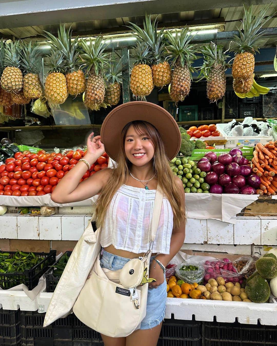 のインスタグラム：「【船で世界一周中です🌏🚢】 Mexicoのマーケット行ったよ！！🍍🍎 野菜、果物、魚、お肉がたくさん並んでて 2階にはおもちゃとか雑貨ゾーンがあった！ ⁡ ⁡ ⁡ 果物とかがそのまま並んでるのみると海外！って 感じがして好きです🇲🇽 カット果物とかあったら買いたかったけど なくて写真だけ撮った、🥹 ⁡ ⁡ りほてきにはマーケットより周りの路面店とかの がショッピングしてて楽しかったな🌈 ⁡ ⁡ Mexicoはお金ペソなんだけどお土産屋さん スーパーはドル💲使える！！ でも一応使えるかは先に確認したほうがいいよ🙆‍♀️ ⁡ ⁡ ⁡ ⁡ 📍#世界一周中 #メキシコ 📸#iphonecam ⁡ ⁡ ⁡ ⁡ ⁡ #ピースボート#世界一周#豪華客船#peacebort #peacebort115#ピースボート115#マンサニージョ」