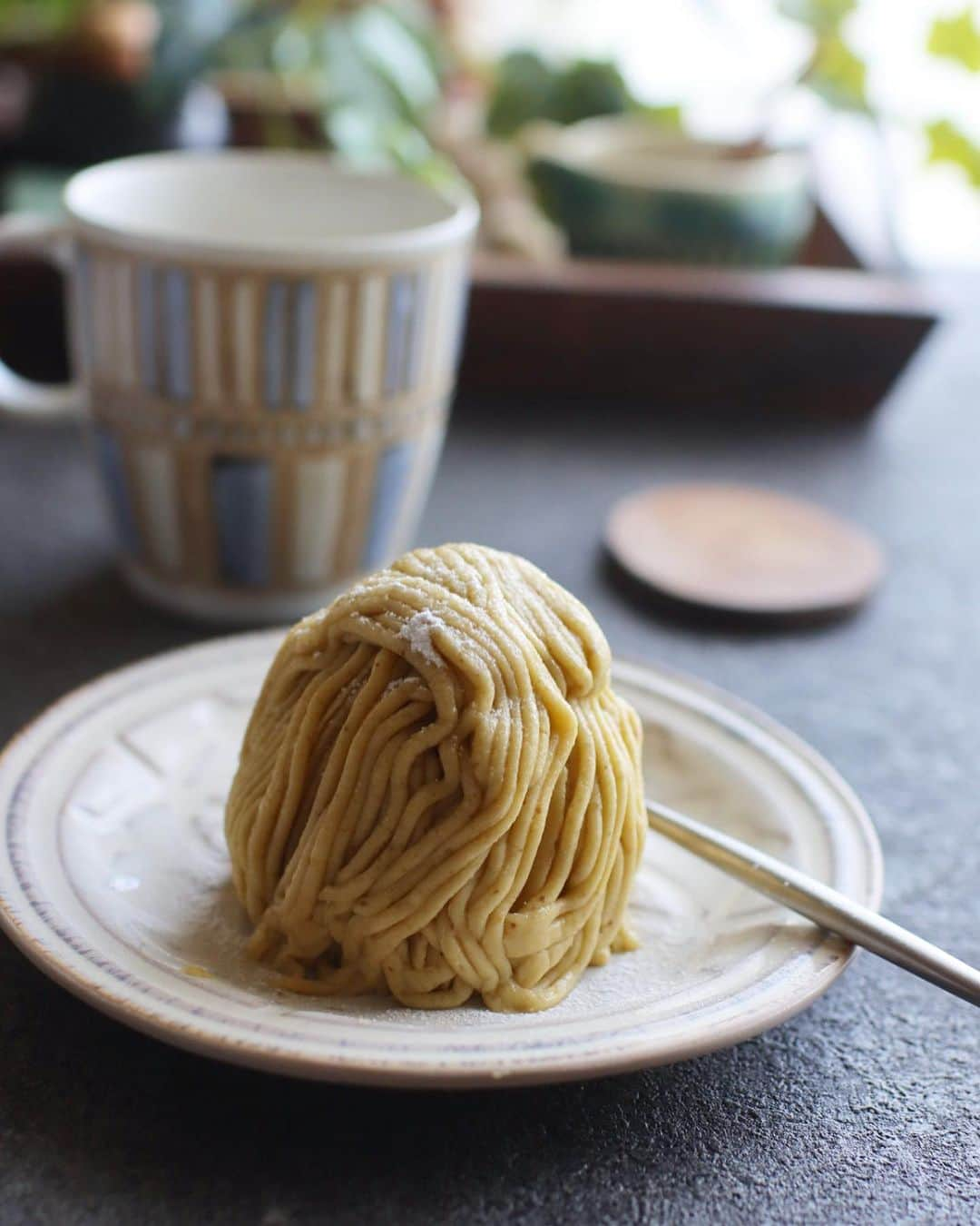 maiのインスタグラム：「2023年9月22日  🎶生栗からのモンブラン🎶  「生栗からの」ワークショップ、 栗プリン🍮のほかにも モンブランを作ります🌰  これまでのレッスンや 本に掲載の栗の粗つぶしペーストを 使ったものとは違い こちらはホリホリし立ての 蒸し栗です。 余計なものは全て削ぎ落とした まさにシンプル！！な 和栗のモンブラン🌰  仕上げたその場で いただきます🙏  メレンゲは焼くのに 2時間かかるので、 あらかじめ用意してますが  無糖の生ホイップ🍦と 極めてシンプルな素材で作る 栗ペーストのモンブラン💚  簡単で美味しいので 毎年秋に1度は作って 家族でお腹いっぱい モンブランを食べる‼︎ というのも良いかなーと 思います😋  #モンブラン #和栗のモンブラン #お菓子教室 #ミルガトー」